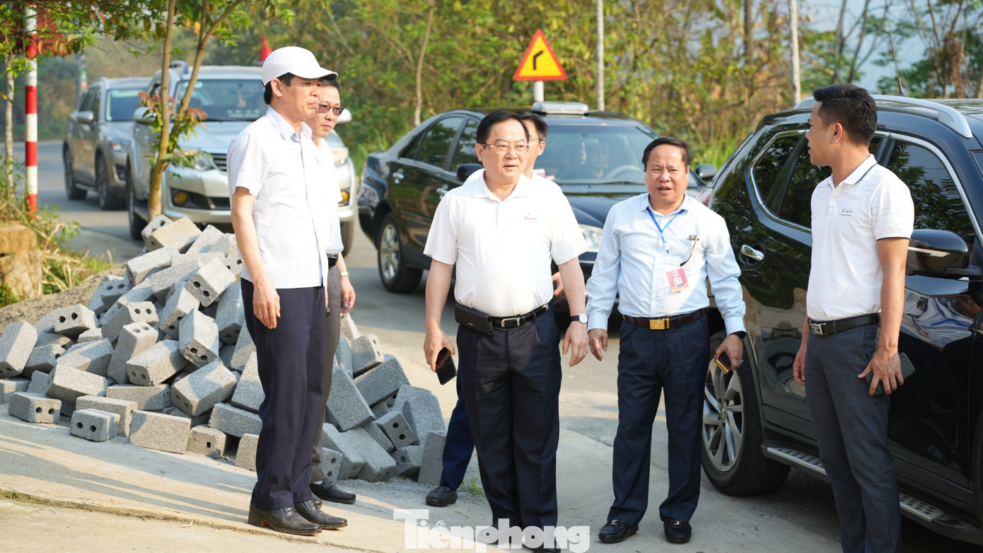 Chiều 25/3, Phó Chủ tịch Thường trực UBND tỉnh Lai Châu Tống Thanh Hải và Tổng Biên tập báo Tiền Phong Lê Xuân Sơn kiểm tra cung đường chạy Tiền Phong Marathon.