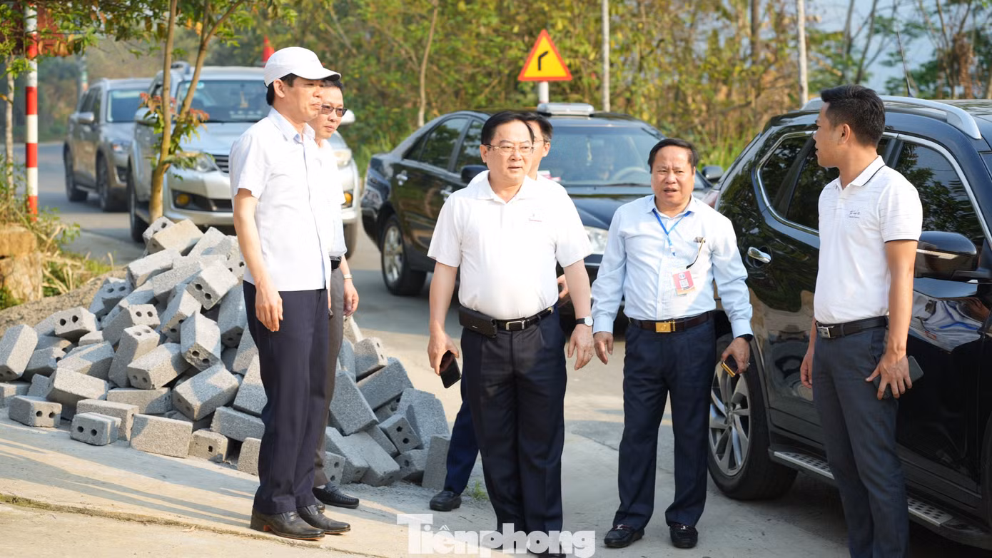 Chiều 25/3, Phó Chủ tịch Thường trực UBND tỉnh Lai Châu Tống Thanh Hải và Tổng Biên tập báo Tiền Phong Lê Xuân Sơn kiểm tra cung đường chạy Tiền Phong Marathon.