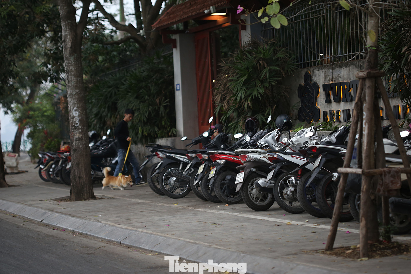 Phương tiện đỗ trên vỉa hè một số hàng quán cũng đã tuân thủ vạch kẻ của lực lượng chức năng, trả lại phần lớn vỉa hè cho người đi bộ. Ảnh: Trường Phong. Phương tiện đỗ trên vỉa hè một số hàng quán cũng đã tuân thủ vạch kẻ của lực lượng chức năng, trả lại phần lớn vỉa hè cho người đi bộ. Ảnh: Trường Phong.