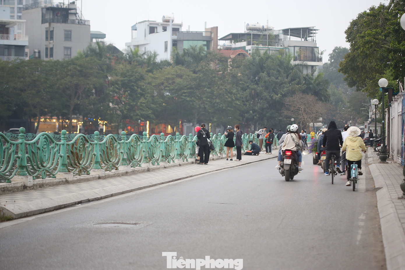Đoạn vỉa hè gần khu vực Công viên nước hồ Tây, chiều 11/3 không còn cảnh nhiều ôtô, xe máy dừng đỗ. Ảnh: Trường Phong. Đoạn vỉa hè gần khu vực Công viên nước hồ Tây, chiều 11/3 không còn cảnh nhiều ôtô, xe máy dừng đỗ. Ảnh: Trường Phong.