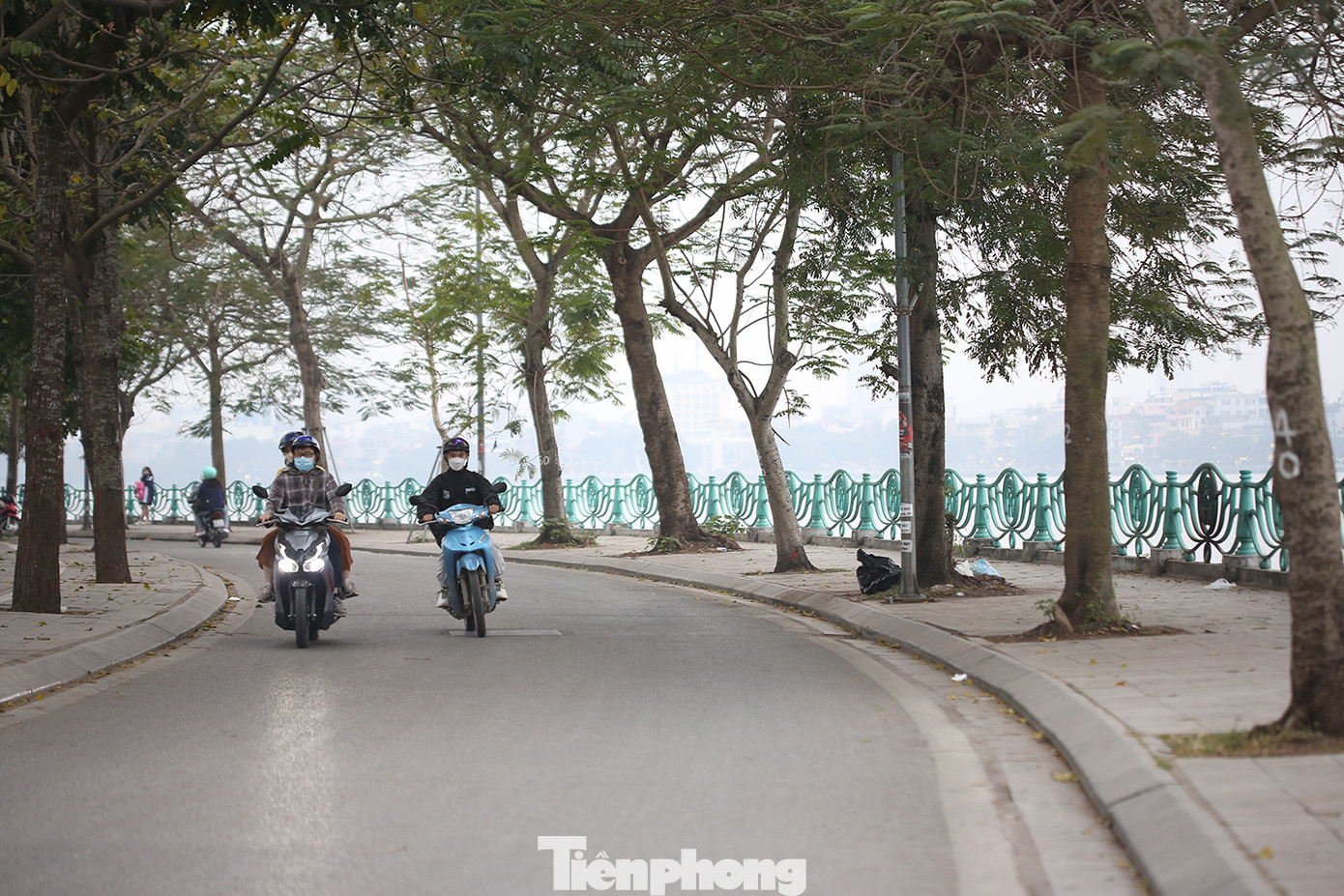 Trên địa bàn quận Tây Hồ, khu vực vỉa hè, lòng đường quanh hồ Tây trước đây có nhiều vi phạm về trật tự đô thị, nhiều phương tiện dừng đỗ... Sau một thời gian thực hiện quyết liệt các biện pháp, hiện nhiều đoạn đường xung quanh hồ Tây đã có diện mạo mới, phong quang, sạch đẹp. Ảnh: Trường Phong. Trên địa bàn quận Tây Hồ, khu vực vỉa hè, lòng đường quanh hồ Tây trước đây có nhiều vi phạm về trật tự đô thị, nhiều phương tiện dừng đỗ... Sau một thời gian thực hiện quyết liệt các biện pháp, hiện nhiều đoạn đường xung quanh hồ Tây đã có diện mạo mới, phong quang, sạch đẹp. Ảnh: Trường Phong.