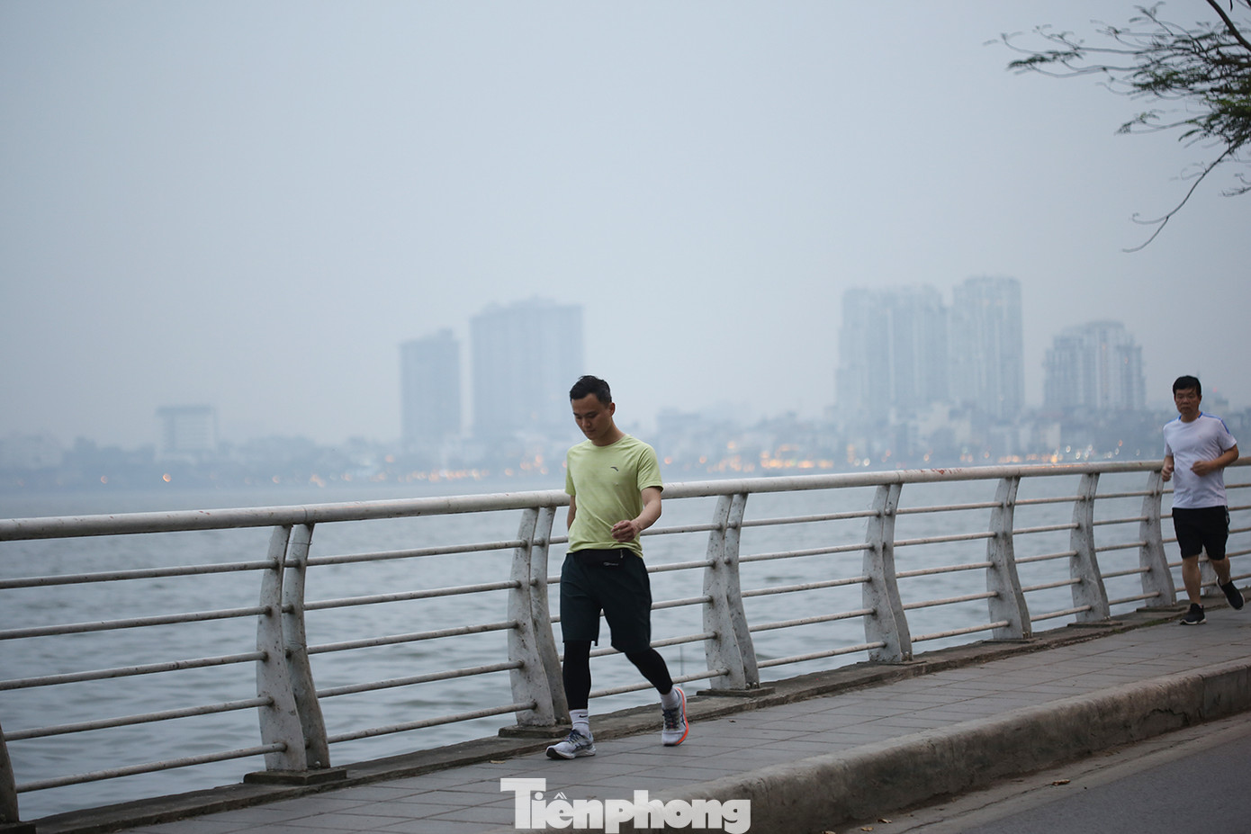 Nhiều đoạn vỉa hè hồ Tây đã phong quang, sạch đẹp, tạo điều kiện cho người dân, du khách có thể đi dạo, chạy bộ mỗi buổi chiều. Ảnh: Trường Phong. Nhiều đoạn vỉa hè hồ Tây đã phong quang, sạch đẹp, tạo điều kiện cho người dân, du khách có thể đi dạo, chạy bộ mỗi buổi chiều. Ảnh: Trường Phong.