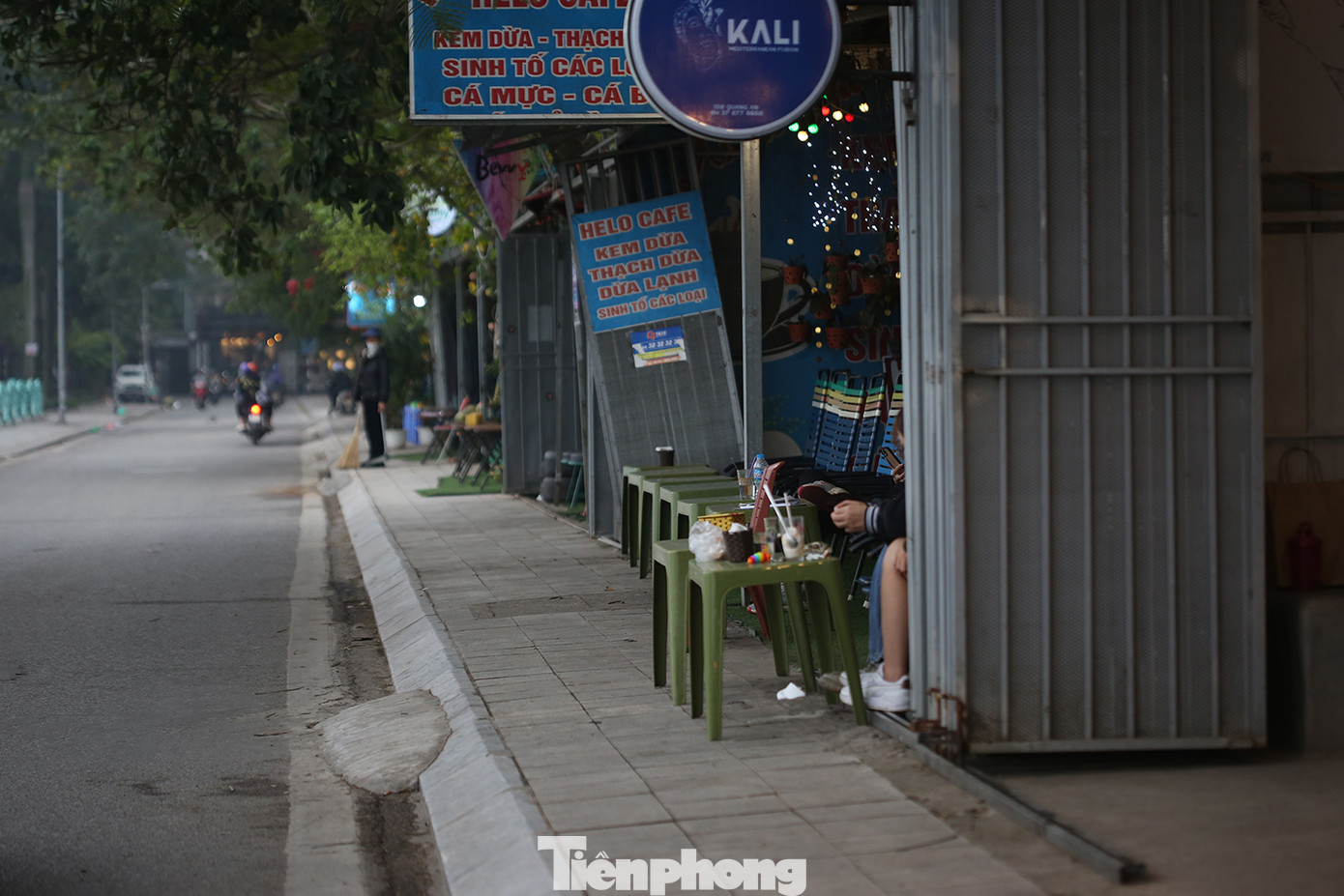 Một số cửa hàng kinh doanh, buôn bán ven đường khu vực quanh hồ Tây đã sắp xếp bàn ghế theo đúng quy định của cơ quan chức năng. Ảnh: Trường Phong. Một số cửa hàng kinh doanh, buôn bán ven đường khu vực quanh hồ Tây đã sắp xếp bàn ghế theo đúng quy định của cơ quan chức năng. Ảnh: Trường Phong.