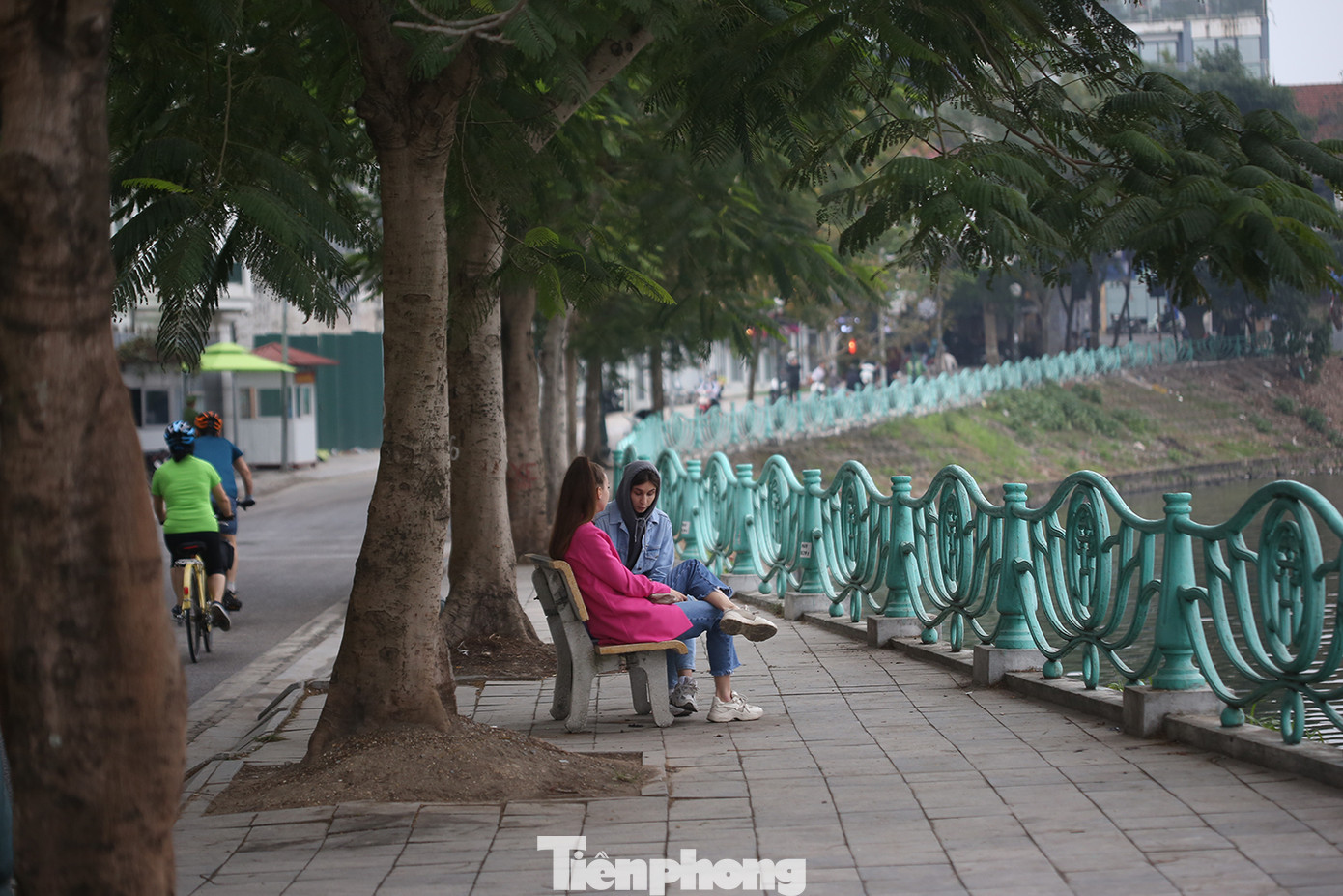 Hai du khách nước ngoài ngồi trò chuyện trên vỉa hè sạch bóng phương tiện dừng đỗ ven hồ Tây. Ảnh: Trường Phong. Hai du khách nước ngoài ngồi trò chuyện trên vỉa hè sạch bóng phương tiện dừng đỗ ven hồ Tây. Ảnh: Trường Phong.