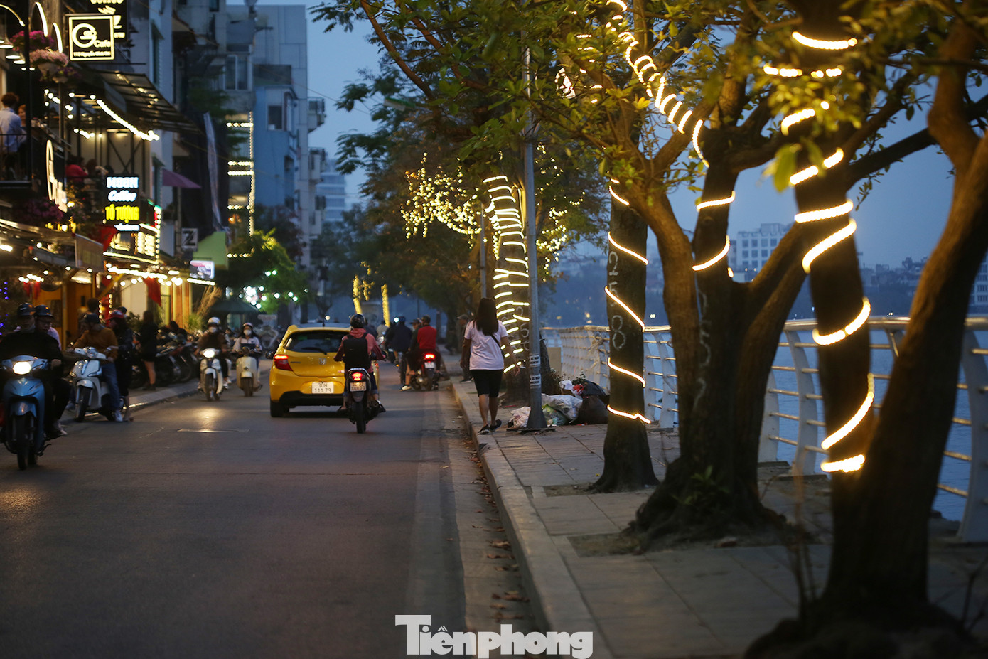 Một đoạn vỉa hè trên phố Nguyễn Đình Thi, cũng không xuất hiện cảnh xe máy đỗ kín vỉa hè giáp với hồ Tây như trước đây. Ảnh: Trường Phong. Một đoạn vỉa hè trên phố Nguyễn Đình Thi, cũng không xuất hiện cảnh xe máy đỗ kín vỉa hè giáp với hồ Tây như trước đây. Ảnh: Trường Phong.