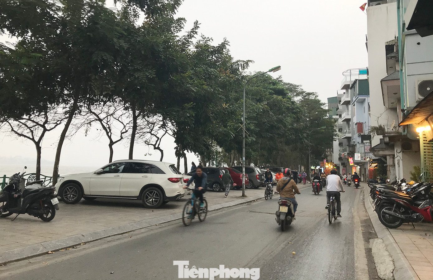 Tuy nhiên, vẫn còn một số khu vực ôtô, xe máy dừng đỗ trên vỉa hè hồ Tây. Lực lượng chức năng quận Tây Hồ cho biết tiếp tục rà soát, xử lý nghiêm các hành vi vi phạm, kiên quyết thực hiện chiến dịch "đòi lại vỉa hè phong quang, sạch đẹp" cho người đi bộ. Ảnh: Trường Phong. Tuy nhiên, vẫn còn một số khu vực ôtô, xe máy dừng đỗ trên vỉa hè hồ Tây. Lực lượng chức năng quận Tây Hồ cho biết tiếp tục rà soát, xử lý nghiêm các hành vi vi phạm, kiên quyết thực hiện chiến dịch "đòi lại vỉa hè phong quang, sạch đẹp" cho người đi bộ. Ảnh: Trường Phong.