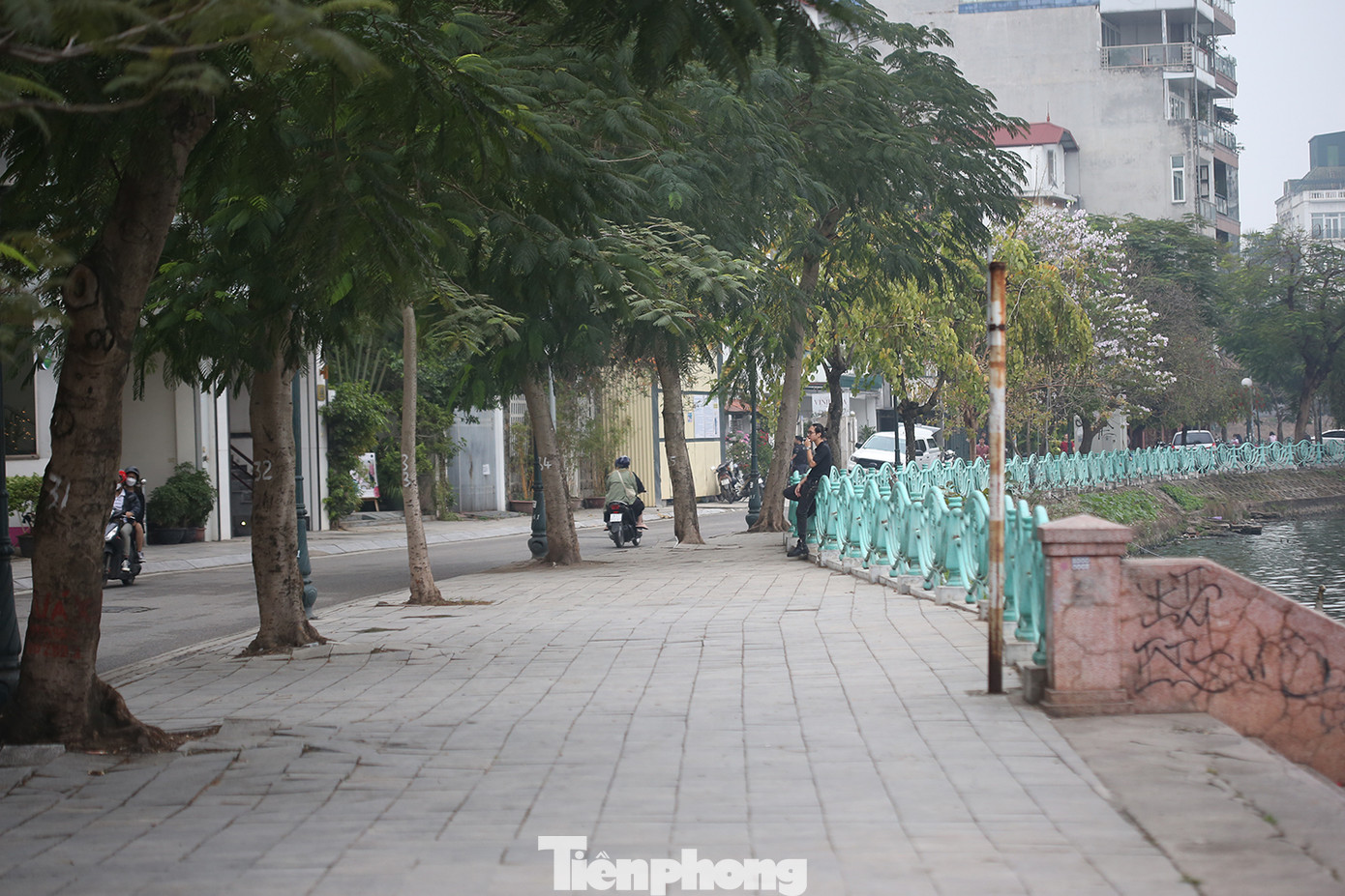 Một đoạn vỉa hè khá rộng ven hồ Tây, trước đây thường xuất hiện các phương tiện dừng đỗ, nay phong quang, sạch đẹp. Ảnh: Trường Phong. Một đoạn vỉa hè khá rộng ven hồ Tây, trước đây thường xuất hiện các phương tiện dừng đỗ, nay phong quang, sạch đẹp. Ảnh: Trường Phong.