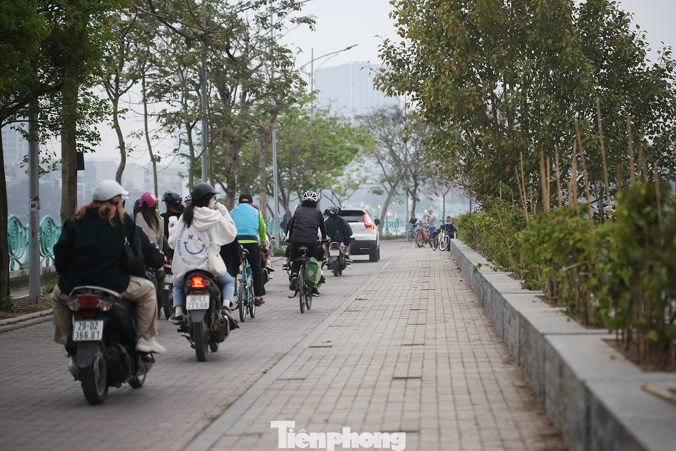 Việc thực hiện quyết liệt các biện pháp mang lại diện mạo mới cho các tuyến đường quanh hồ Tây, đặc biệt mỗi dịp cuối tuần. Ảnh: Trường Phong. Việc thực hiện quyết liệt các biện pháp mang lại diện mạo mới cho các tuyến đường quanh hồ Tây, đặc biệt mỗi dịp cuối tuần. Ảnh: Trường Phong.