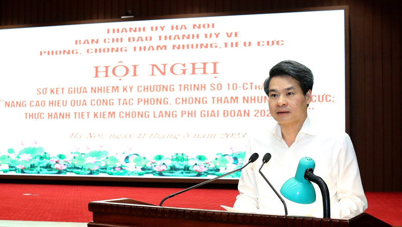 Trưởng ban Nội chính Thành uỷ Hà Nội Nguyễn Quang Đức báo cáo tại hội nghị. Ảnh: PV.