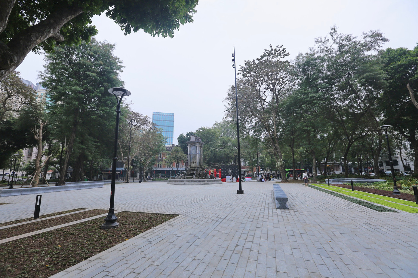 Ông Emmanuel Cerise, Giám đốc PRX-Vietnam - Đại diện Vùng Île-de-France tại Hà Nội - cho biết, kết quả cải tạo vườn hoa cho thấy, từ thiết kế, vật liệu thi công, cây xanh... đều hướng tới chất lượng cảnh quan, không gian, để dự án này là điển hình, kiểu mẫu về nâng cao chất lượng không gian cảnh quan đô thị, góp phần nâng cao chất lượng không gian sống theo đúng tinh thần dự án hợp tác giữa UBND thành phố Hà Nội và Hội đồng vùng Île-de-France. Ảnh: Duy Phạm Ông Emmanuel Cerise, Giám đốc PRX-Vietnam - Đại diện Vùng Île-de-France tại Hà Nội - cho biết, kết quả cải tạo vườn hoa cho thấy, từ thiết kế, vật liệu thi công, cây xanh... đều hướng tới chất lượng cảnh quan, không gian, để dự án này là điển hình, kiểu mẫu về nâng cao chất lượng không gian cảnh quan đô thị, góp phần nâng cao chất lượng không gian sống theo đúng tinh thần dự án hợp tác giữa UBND thành phố Hà Nội và Hội đồng vùng Île-de-France. Ảnh: Duy Phạm