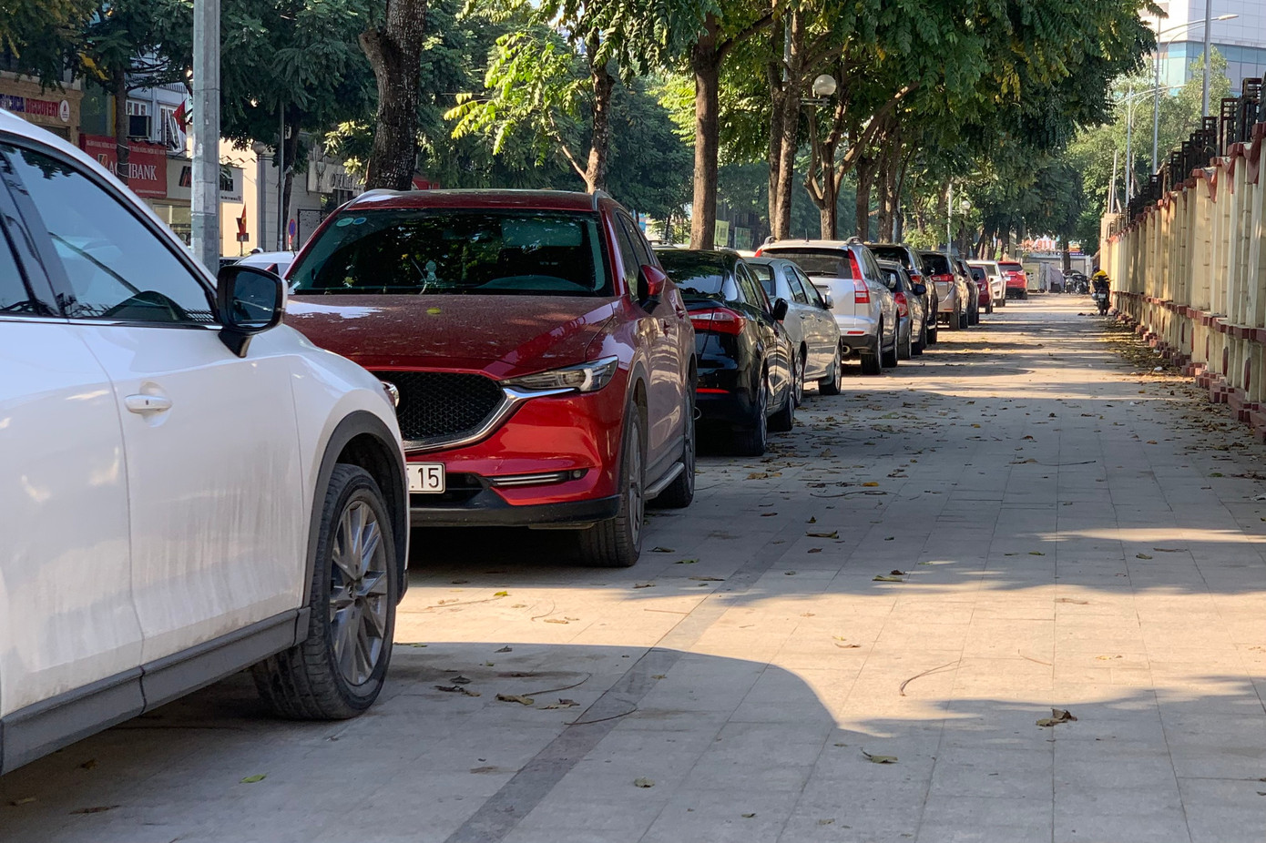 Một loạt ô tô đỗ trên vỉa hè phố Lê Trọng Tấn. Ảnh: Duy Phạm
