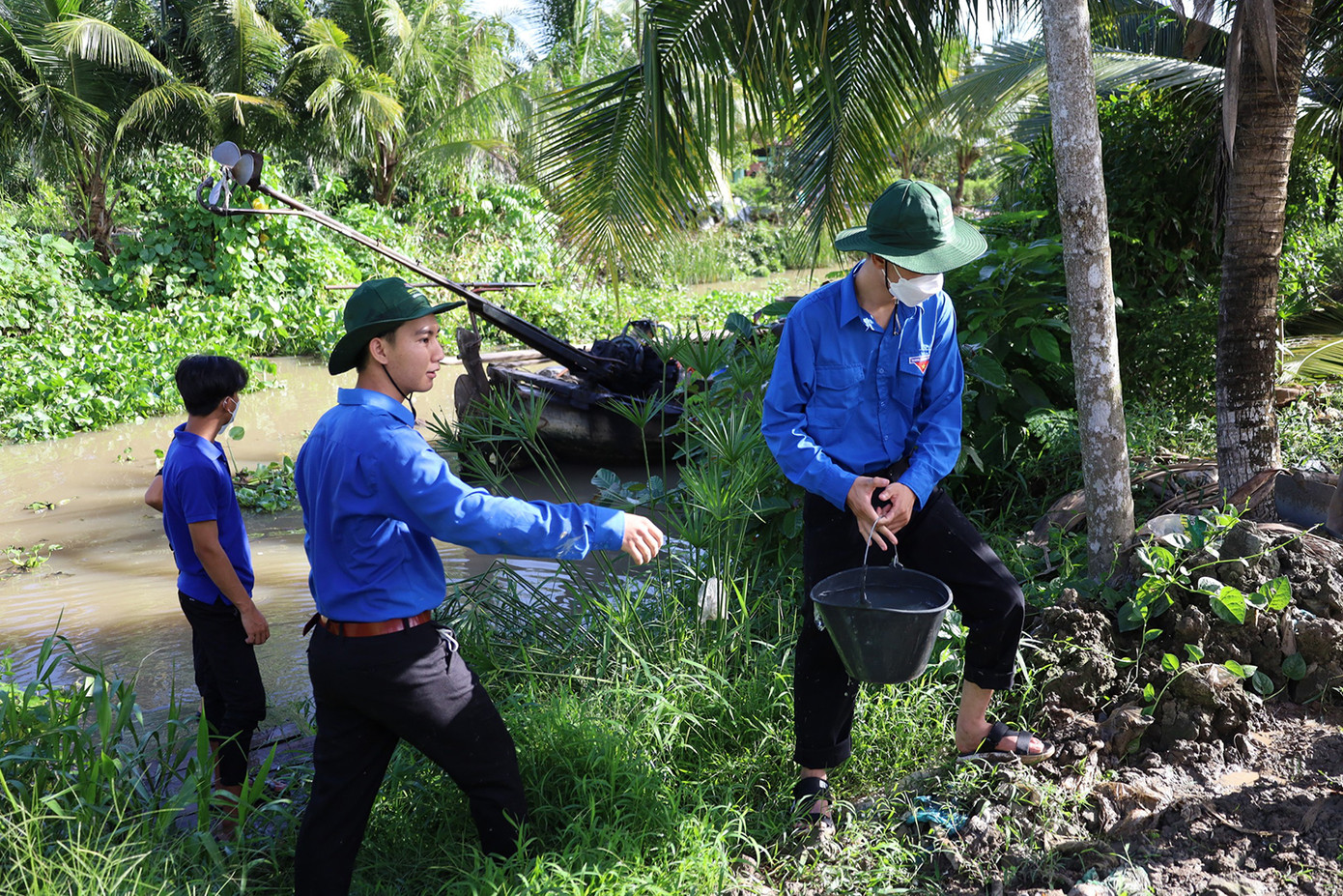 Các đoàn viên, thanh niên, cán bộ, chiến sĩ tình nguyện Hè thực hiện công trình thanh niên bê tông hóa đường giao thông nông thôn tại xã Trường Long, huyện Phong Điền, TP. Cần Thơ. Các đoàn viên, thanh niên, cán bộ, chiến sĩ tình nguyện Hè thực hiện công trình thanh niên bê tông hóa đường giao thông nông thôn tại xã Trường Long, huyện Phong Điền, TP. Cần Thơ.