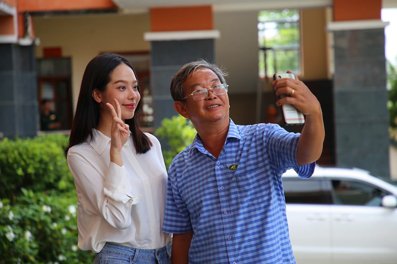 Hoa hậu Thanh Thủy thân thiện chụp ảnh với người dân.