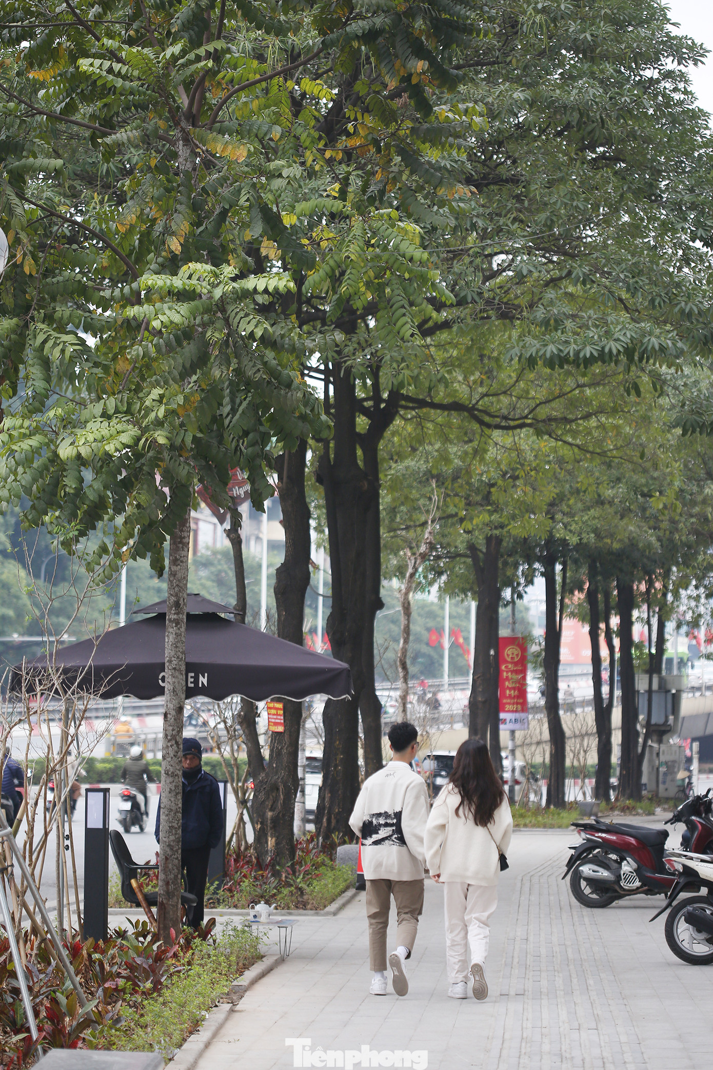 Từ tháng 10/2022, quận Đống Đa (Hà Nội) tiến hành cải tạo, chỉnh trang, lát đá vỉa hè tuyến phố Nguyễn Chí Thanh. Đến đầu tháng 1/2023, dự án đã hoàn thành, mang lại bộ mặt mới cho tuyến phố này. Ảnh: Trường Phong