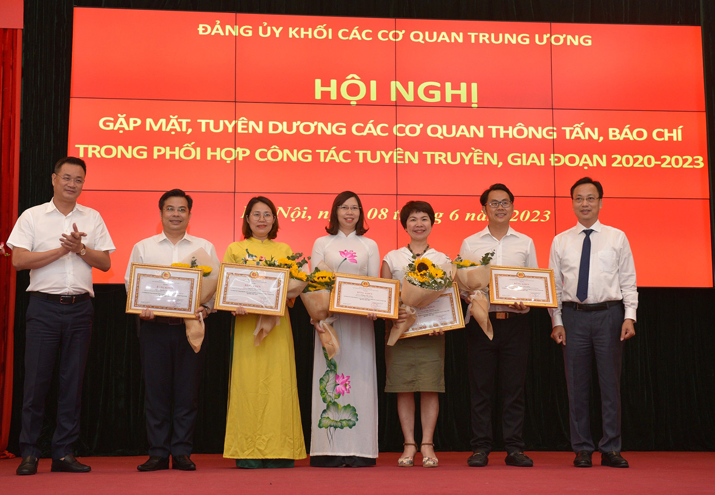 Trao tặng bằng khen cho các cá nhân có thành tích trong công tác tuyên truyền về Đảng bộ Khối các cơ quan T.Ư, giai đoạn 2020-2023. Ảnh: Phạm Cường. Trao tặng bằng khen cho các cá nhân có thành tích trong công tác tuyên truyền về Đảng bộ Khối các cơ quan T.Ư, giai đoạn 2020-2023. Ảnh: Phạm Cường.