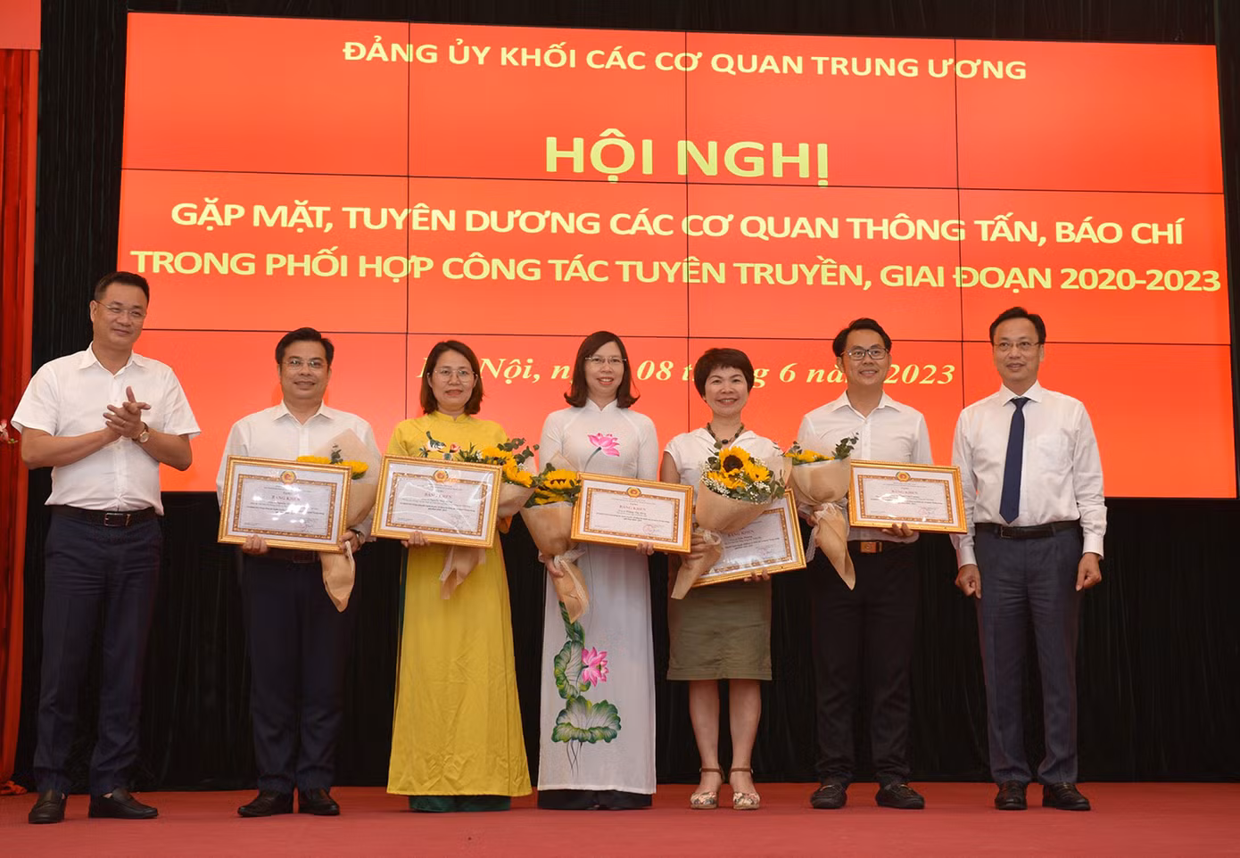 Trao tặng bằng khen cho các cá nhân có thành tích trong công tác tuyên truyền về Đảng bộ Khối các cơ quan T.Ư, giai đoạn 2020-2023. Ảnh: Phạm Cường.