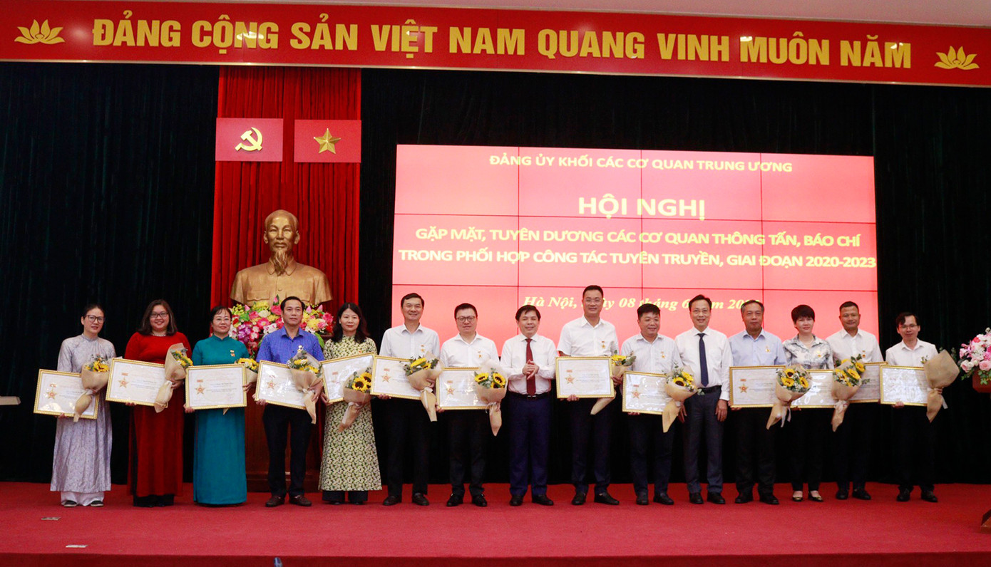 Bí thư Đảng uỷ Khối các cơ quan T.Ư Nguyễn Văn Thể trao tặng Kỷ niệm chương "Vì sự nghiệp xây dựng Đảng Khối cơ quan T.Ư" cho lãnh đạo cơ quan báo chí, phóng viên cơ quan báo chí có thành tích trong phối hợp công tác tuyên truyền với Đảng uỷ Khối, giai đoạn 2020 - 2023. Ảnh: Phạm Cường. Bí thư Đảng uỷ Khối các cơ quan T.Ư Nguyễn Văn Thể trao tặng Kỷ niệm chương "Vì sự nghiệp xây dựng Đảng Khối cơ quan T.Ư" cho lãnh đạo cơ quan báo chí, phóng viên cơ quan báo chí có thành tích trong phối hợp công tác tuyên truyền với Đảng uỷ Khối, giai đoạn 2020 - 2023. Ảnh: Phạm Cường.