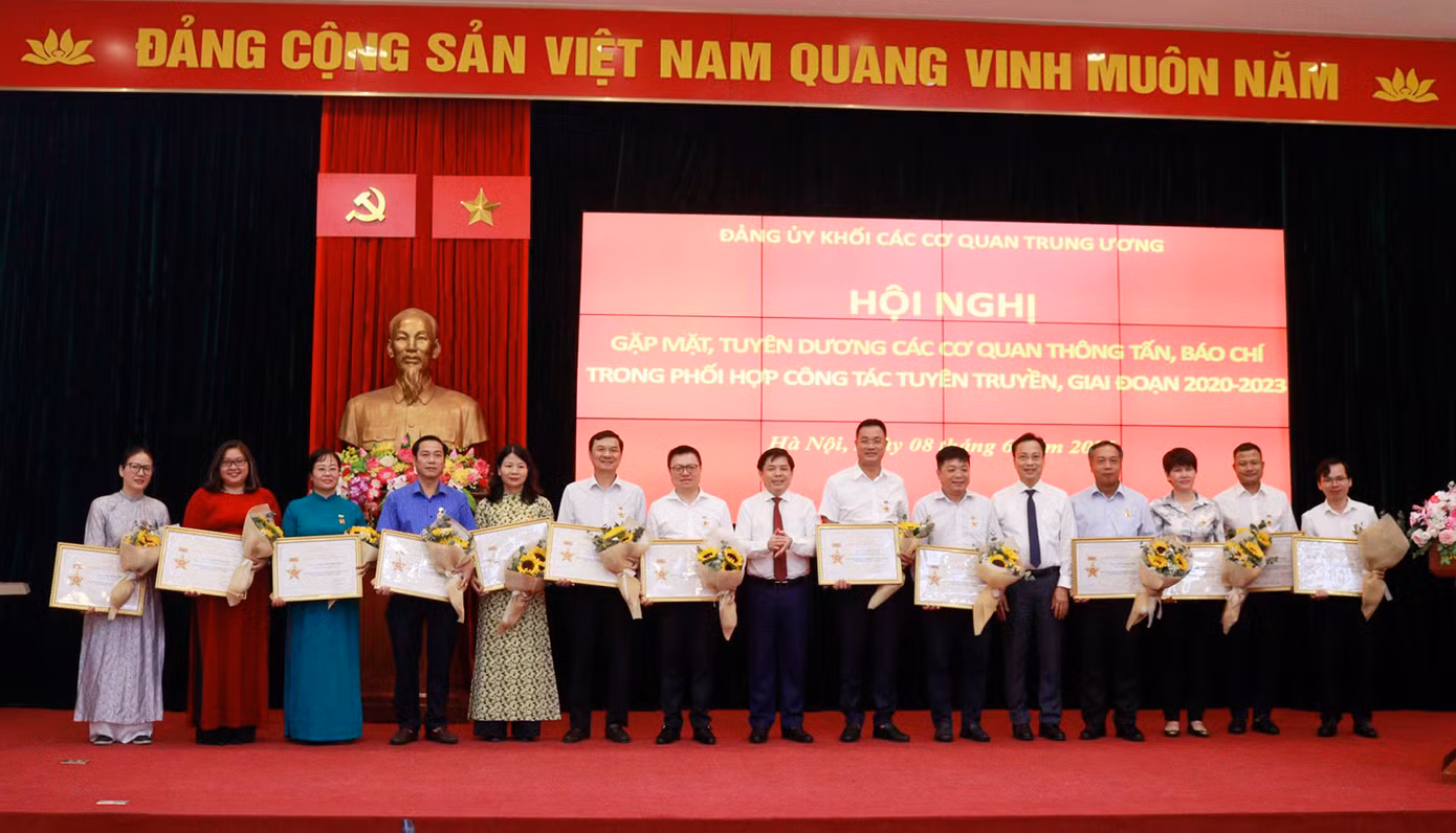 Bí thư Đảng uỷ Khối các cơ quan T.Ư Nguyễn Văn Thể trao tặng Kỷ niệm chương "Vì sự nghiệp xây dựng Đảng Khối cơ quan T.Ư" cho lãnh đạo cơ quan báo chí, phóng viên cơ quan báo chí có thành tích trong phối hợp công tác tuyên truyền với Đảng uỷ Khối, giai đoạn 2020 - 2023. Ảnh: Phạm Cường.
