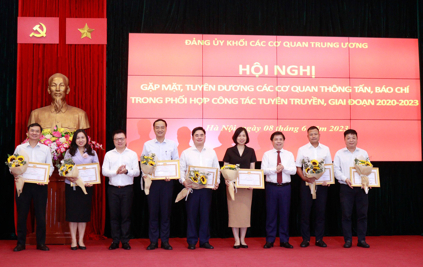 Bí thư Đảng uỷ Khối các cơ quan T.Ư Nguyễn Văn Thể và Tổng Biên tập báo Nhân dân, Chủ tịch Hội nhà báo Việt Nam Lê Quốc Minh trao bằng khen cho các cơ quan báo chí có thành tích trong phối hợp công tác tuyên truyền với Đảng uỷ Khối các cơ quan T.Ư, giai đoạn 2020 - 2023. Ảnh: Phạm Cường. Bí thư Đảng uỷ Khối các cơ quan T.Ư Nguyễn Văn Thể và Tổng Biên tập báo Nhân dân, Chủ tịch Hội nhà báo Việt Nam Lê Quốc Minh trao bằng khen cho các cơ quan báo chí có thành tích trong phối hợp công tác tuyên truyền với Đảng uỷ Khối các cơ quan T.Ư, giai đoạn 2020 - 2023. Ảnh: Phạm Cường.