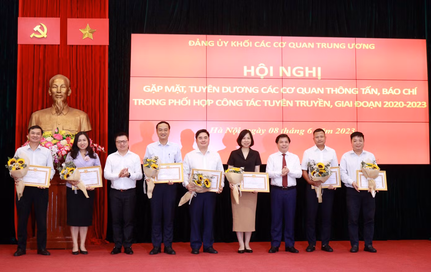 Bí thư Đảng uỷ Khối các cơ quan T.Ư Nguyễn Văn Thể và Tổng Biên tập báo Nhân dân, Chủ tịch Hội nhà báo Việt Nam Lê Quốc Minh trao bằng khen cho các cơ quan báo chí có thành tích trong phối hợp công tác tuyên truyền với Đảng uỷ Khối các cơ quan T.Ư, giai đoạn 2020 - 2023. Ảnh: Phạm Cường.
