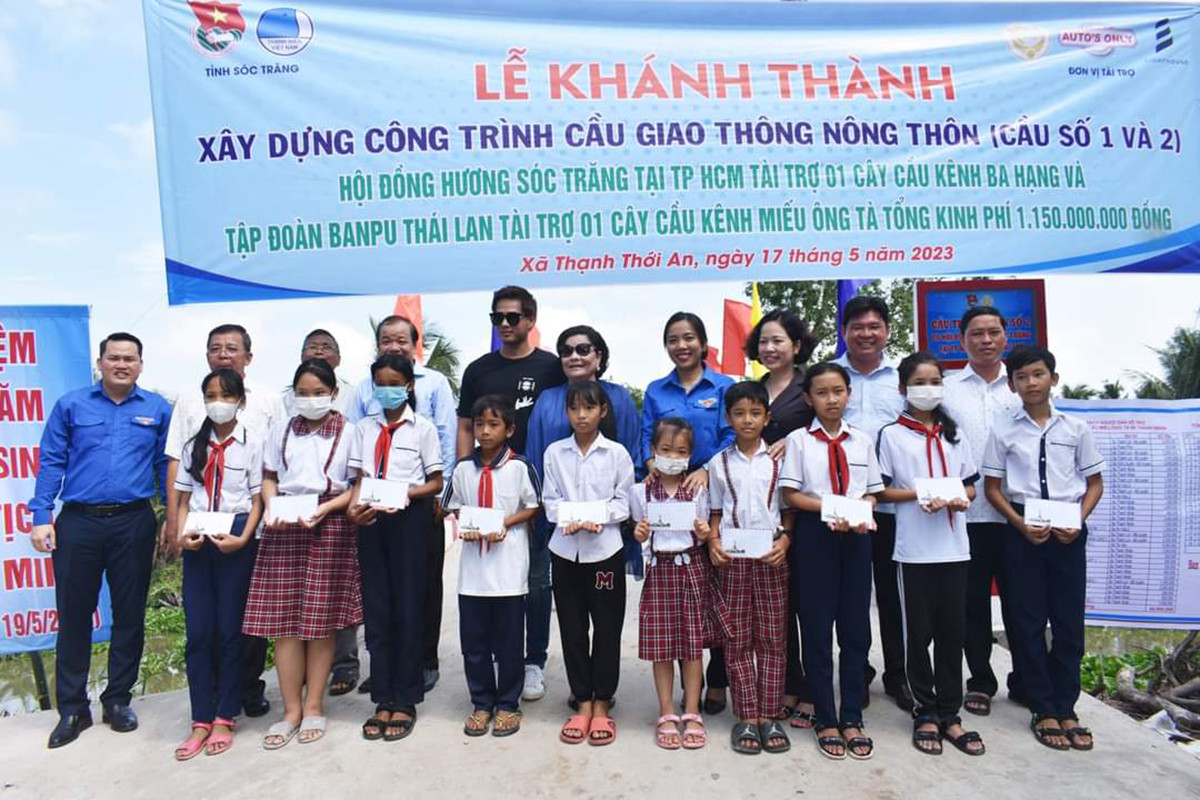 Các học sinh vượt khó, vươn lên học tốt được nhận học bổng từ các nhà tài trợ. Ảnh: PV