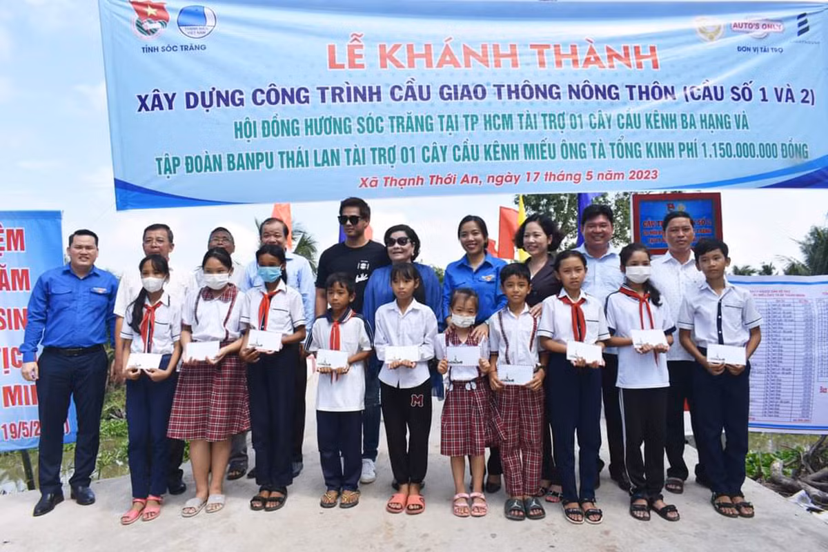 Các học sinh vượt khó, vươn lên học tốt được nhận học bổng từ các nhà tài trợ. Ảnh: PV