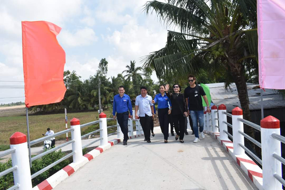 Công trình cầu thanh niên giúp người dân đi lại, vận chuyển hàng hoá dễ dàng hơn. Ảnh: PV