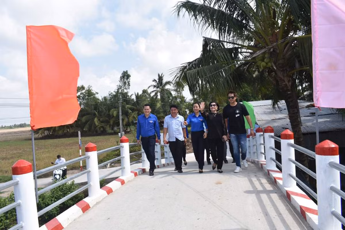Công trình cầu thanh niên giúp người dân đi lại, vận chuyển hàng hoá dễ dàng hơn. Ảnh: PV