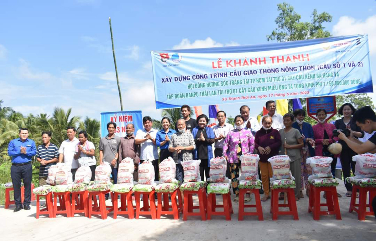 Chương trình trao tặng các phần quà cho bà con nhân dân có hoàn cảnh khó khăn. Ảnh: PV.