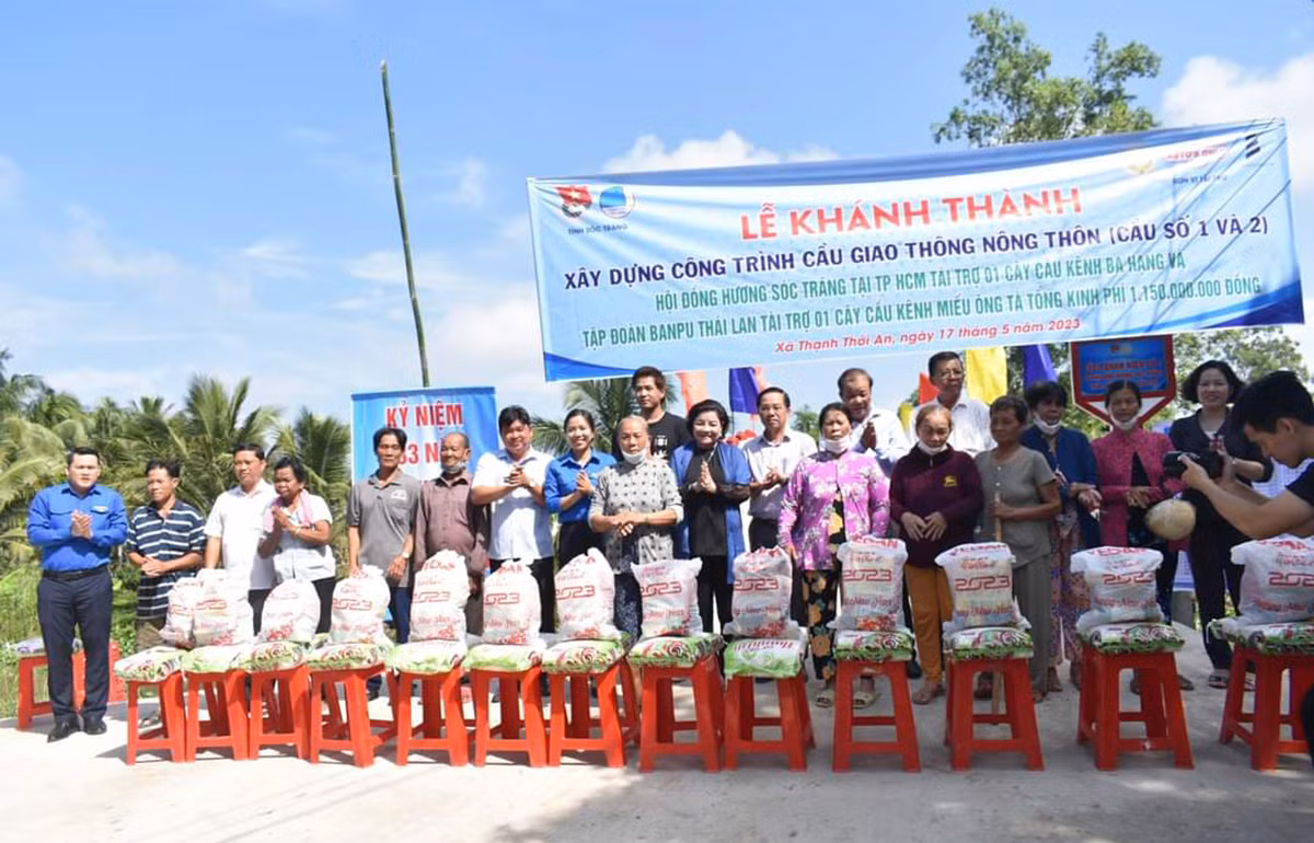 Chương trình trao tặng các phần quà cho bà con nhân dân có hoàn cảnh khó khăn. Ảnh: PV.