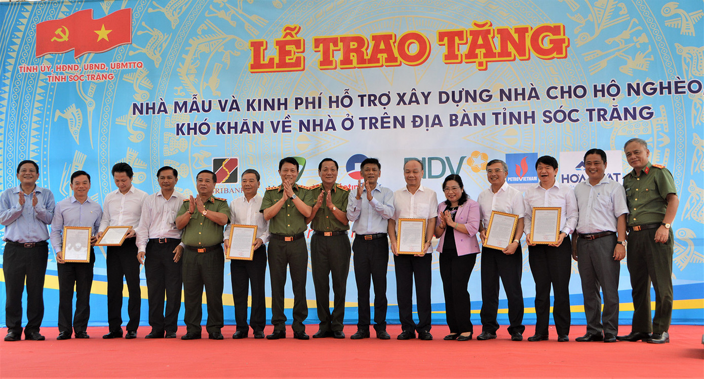 Thượng tướng Lương Tam Quang, Thứ trưởng Bộ Công an trao tặng kinh phí hỗ trợ xây dựng nhà cho hộ nghèo khó khăn về nhà ở trên địa bàn tỉnh Sóc Trăng. Ảnh: PV.