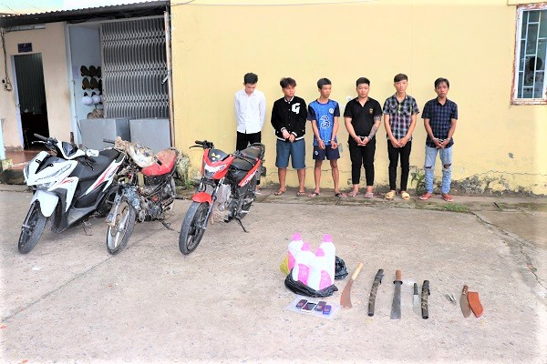 Các đối tượng Vĩnh, Thiện, Thành Nhân, Phi, Văn Nhân, Đức (từ phải sang) cùng phương tiện, công cụ gây án và một số tang vật có liên quan. Ảnh: Công an cung cấp. Các đối tượng Vĩnh, Thiện, Thành Nhân, Phi, Văn Nhân, Đức (từ phải sang) cùng phương tiện, công cụ gây án và một số tang vật có liên quan. Ảnh: Công an cung cấp.
