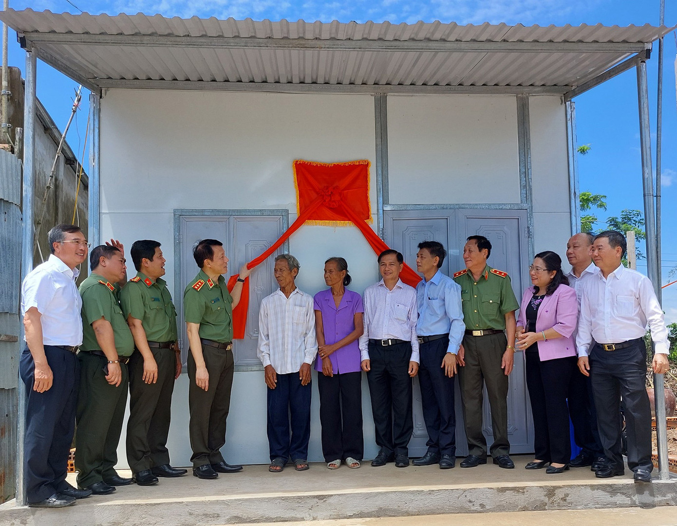 Thượng tướng Lương Tam Quang, Thứ trưởng Bộ Công an và lãnh đạo tỉnh Sóc Trăng bàn giao nhà mẫu cho gia đình ông Lý Hinh. Ảnh: PV.