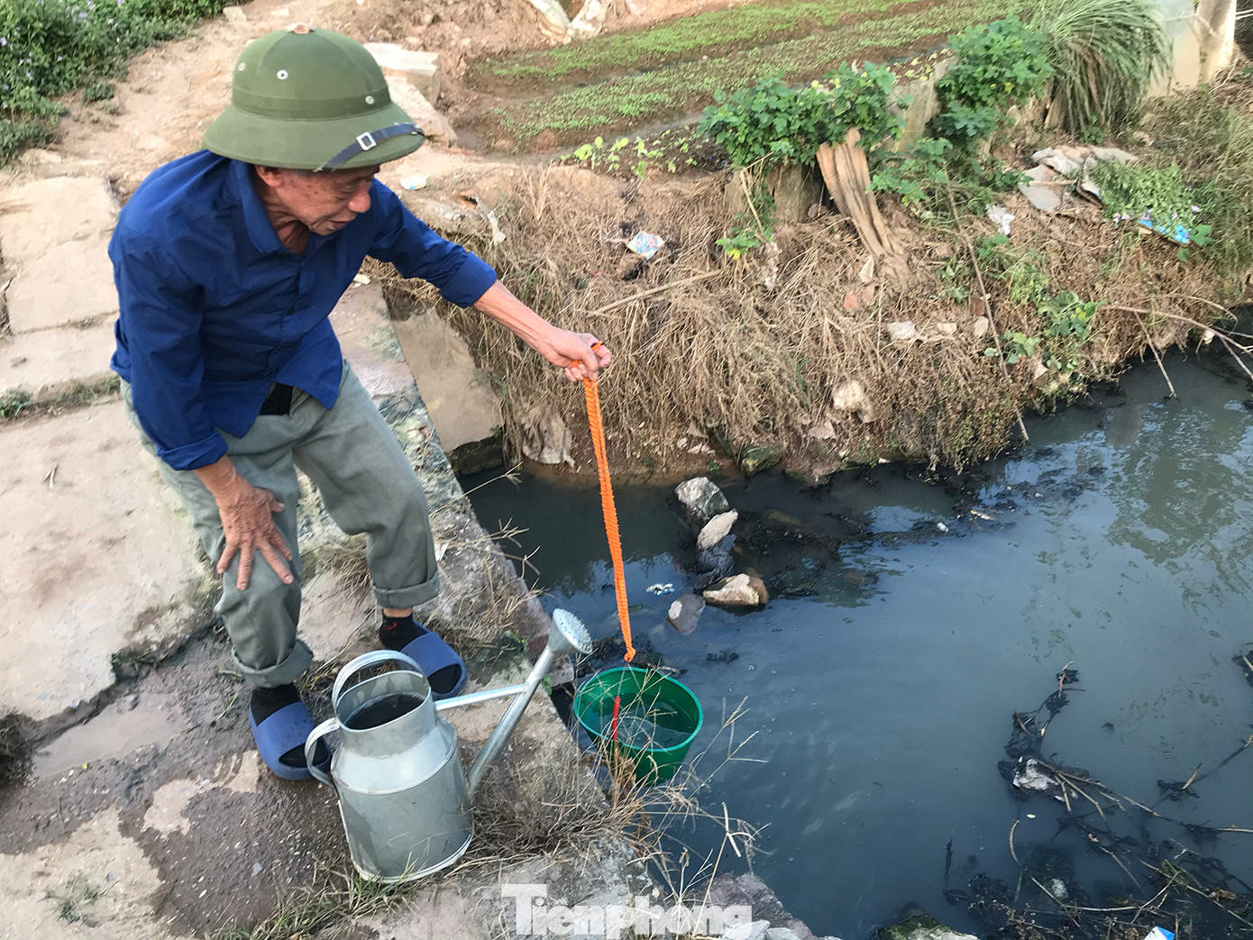 Người dân tưới rau bằng nước sông Cầu Đá đen ngòm, ô nhiễm nghiêm trọng. Ảnh: Trường Phong Người dân tưới rau bằng nước sông Cầu Đá đen ngòm, ô nhiễm nghiêm trọng. Ảnh: Trường Phong
