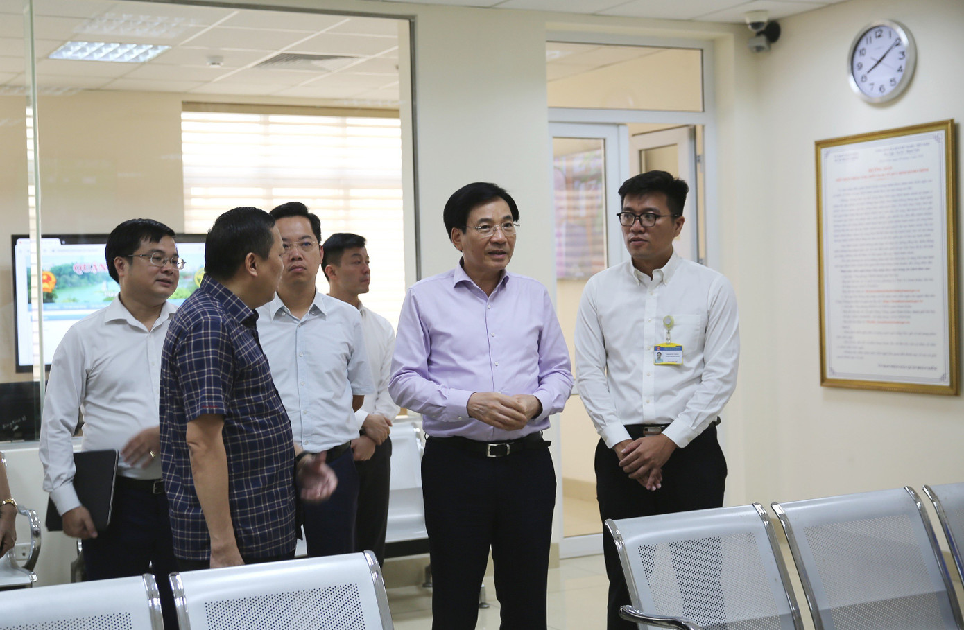 Đoàn công tác của Văn phòng Chính phủ khảo sát thực tế tại bộ phận một cửa quận Hoàn Kiếm. Ảnh: PV.