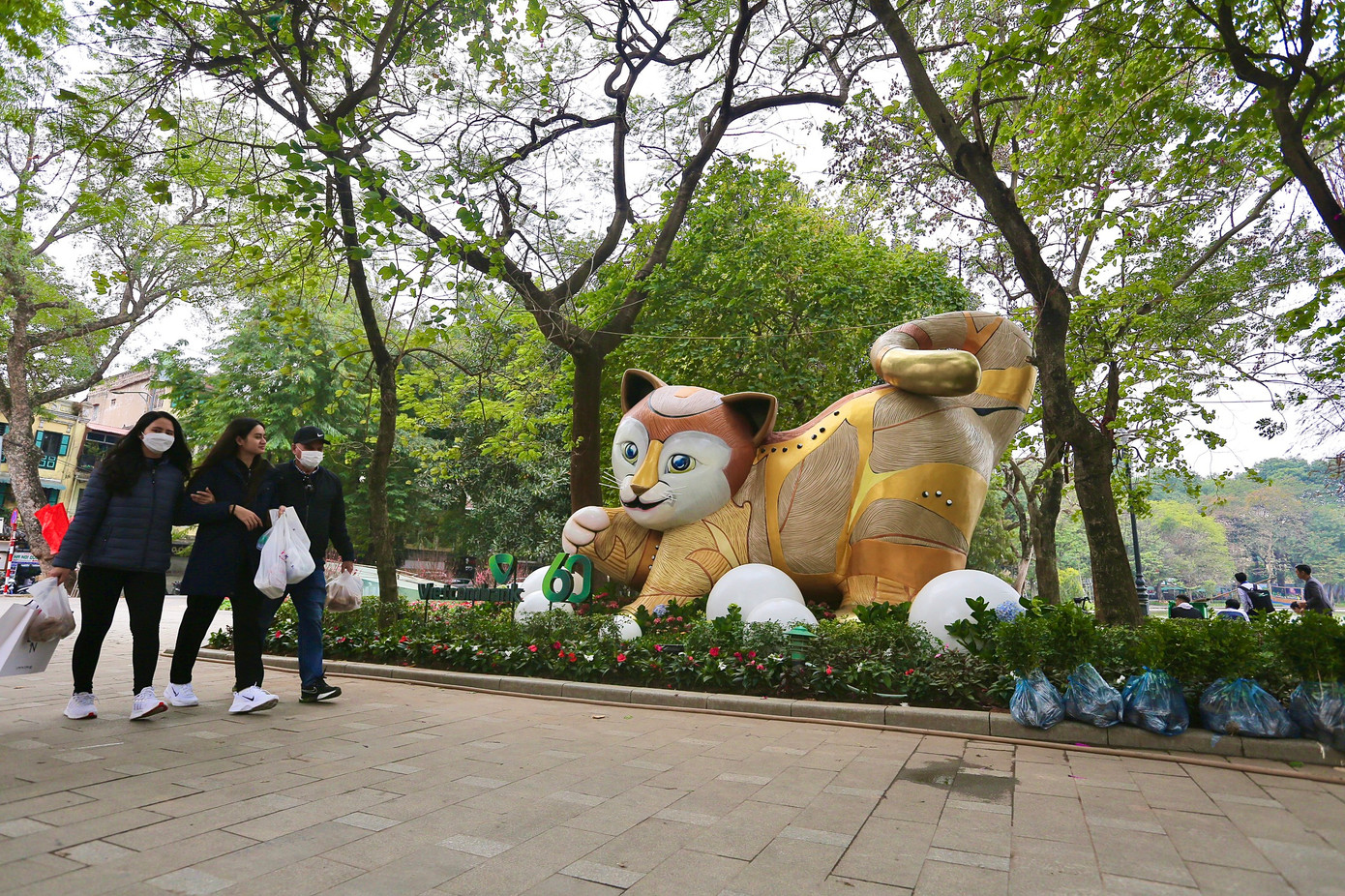 Cũng theo anh Lê Giang, việc thiết kế, thi công mô hình mèo này mất 10 ngày theo ý tưởng, mong muốn năm 2023, đất nước và Thủ đô phát triển, nắm bắt được cơ hội, thời cơ, quyết đoán, táo bạo, thành công trên nền tảng văn hóa truyền thống. Ảnh: Duy Phạm