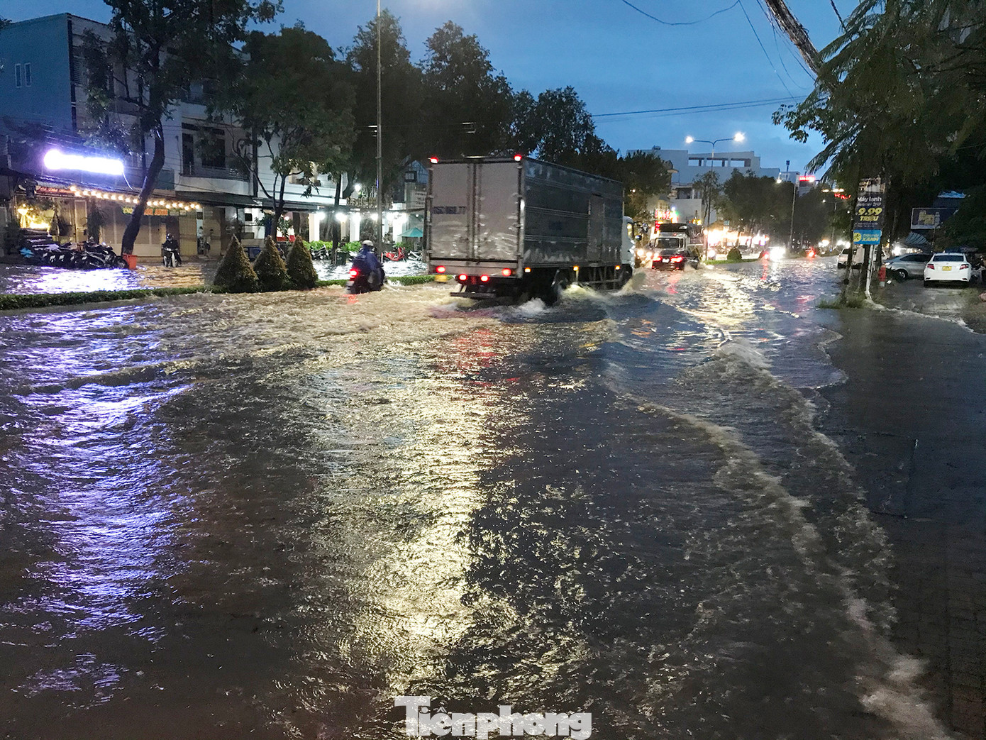 Mỗi khi các phương tiện lớn như xe tải chạy qua, lượng nước tạo sóng lớn đập lên vỉa hè.