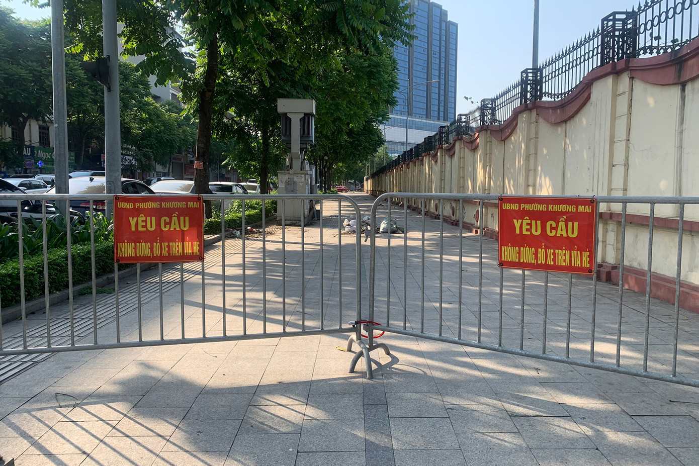 Hiện, phường đang tiếp tục bố trí thêm một số trụ đá để thay thế các rào chắn được đặt trước đó để bảo vệ vỉa hè. Ảnh: Duy Phạm.