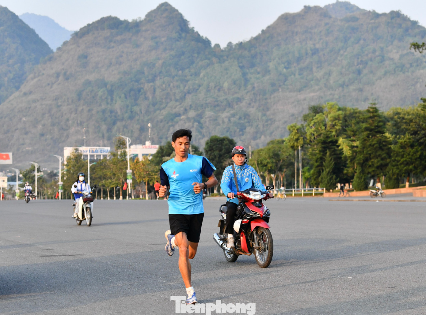 Vận động viên Nguyễn Văn Lai tập luyện để thi đấu tại giải Vô địch Quốc gia Marathon và cự ly dài báo Tiền Phong lần thứ 64 - năm 2023. "Tôi sẽ chuyển sang thi đấu full marathon, nội dung đòi hỏi sức bền, ý chí và nghị lực, hơn là sức mạnh. Tiền Phong Marathon 2023 là giải đấu đầu tiên tôi chinh phục cự ly này”, anh Lai chia sẻ với PV Tiền Phong.