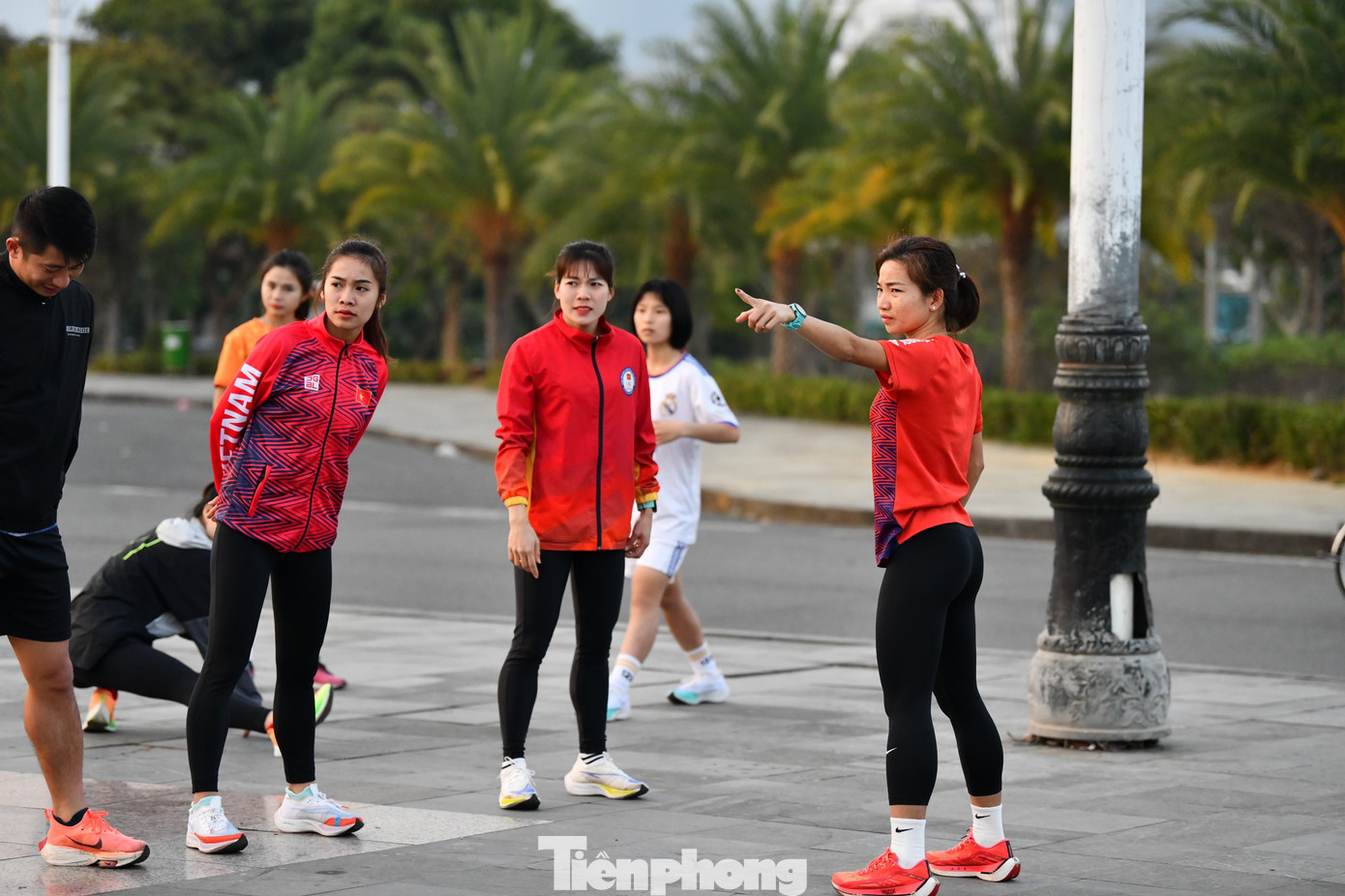 Tại Quảng trường Nhân dân mỗi buổi sáng xuất hiện nhiều vận động viên tập luyện, trong đó có các vận động viên chuyên nghiệp của các tỉnh, thành. Họ lên từ rất sớm để làm quen với khí hậu và đường chạy.