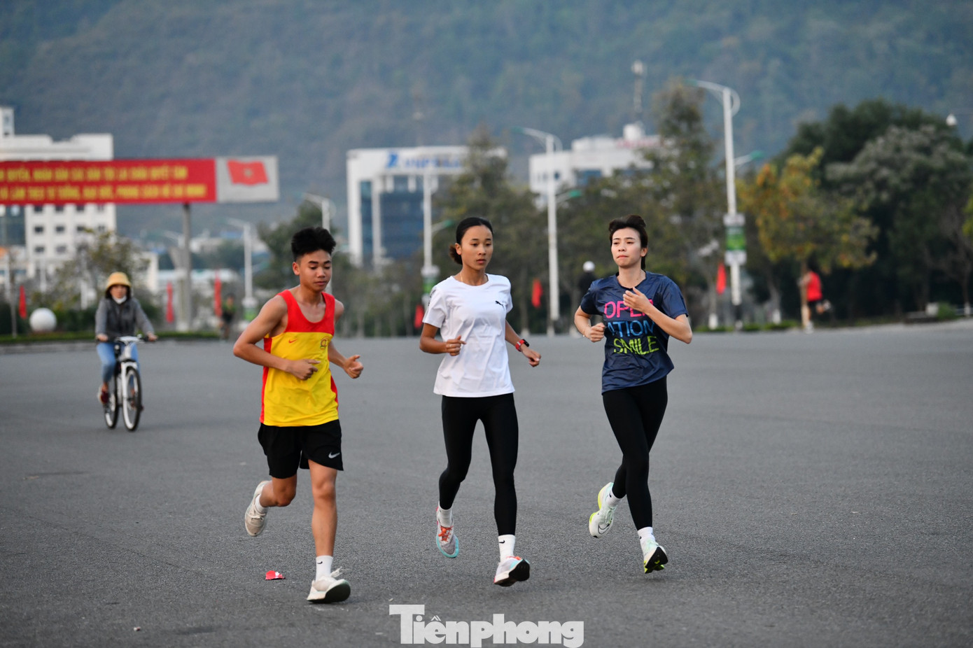 Thời tiết Lai Châu những ngày này nắng nóng, nên các vận động viên tranh thủ tập luyện từ rất sớm.