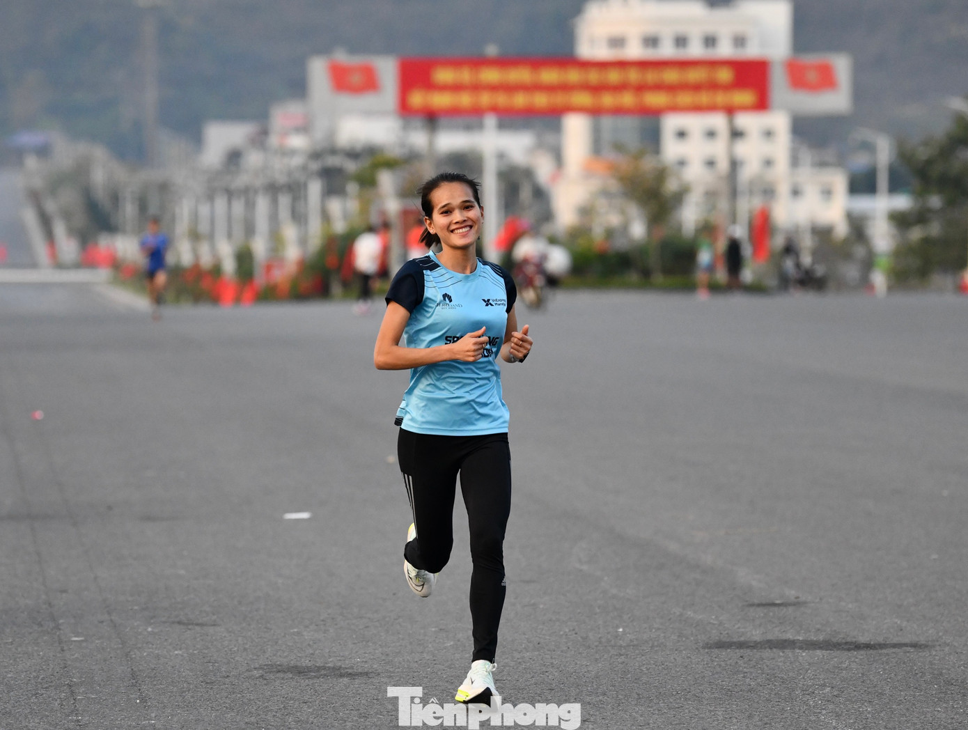 Vận động viên Phạm Thị Hồng Lệ tập luyện ở Quảng trường Nhân dân thành phố Lai Châu sáng 22/3.