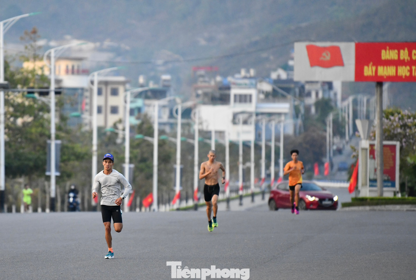 Từ sáng sớm, nhiều vận động viên đã tập luyện trên các tuyến đường của thành phố Lai Châu (tỉnh Lai Châu) để chuẩn bị cho giải Vô địch Quốc gia Marathon và cự ly dài báo Tiền Phong lần thứ 64 - năm 2023.