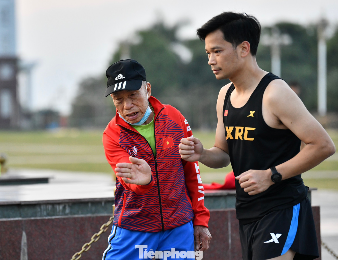 Tượng đài điền kinh Việt Nam Bùi Lương có mặt ở Quảng trường Nhân dân giao lưu và hướng dẫn cho các vận động viên chuyên nghiệp và phong trào chuẩn bị cho giải chạy.