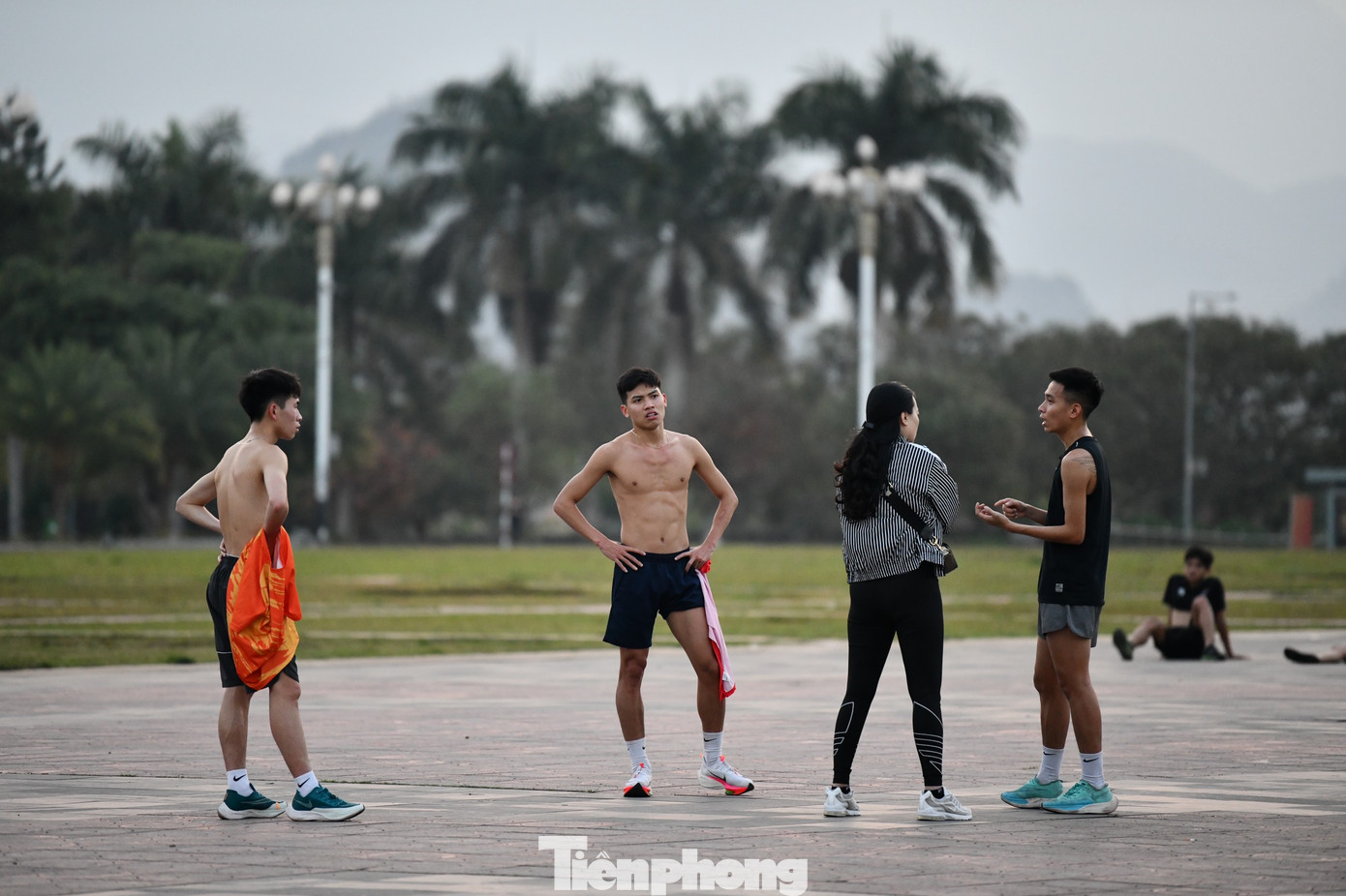 Một số thành viên đoàn Hà Nội rút kinh nghiệm sau buổi tập luyện.