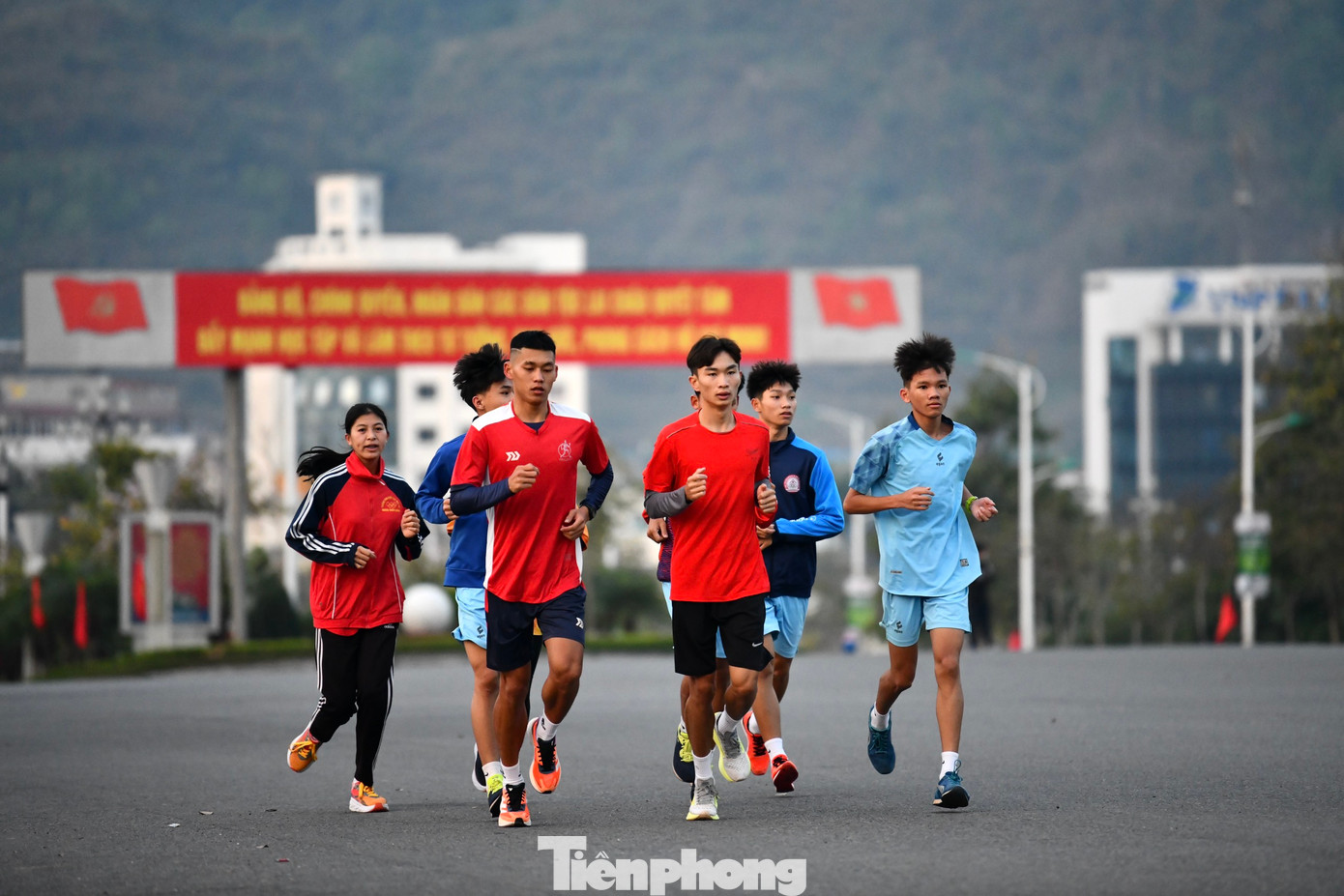 Khu vực tập trung đông vận động viên nhất là các tuyến đường quanh Quảng trường Nhân dân - trung tâm thành phố Lai Châu.