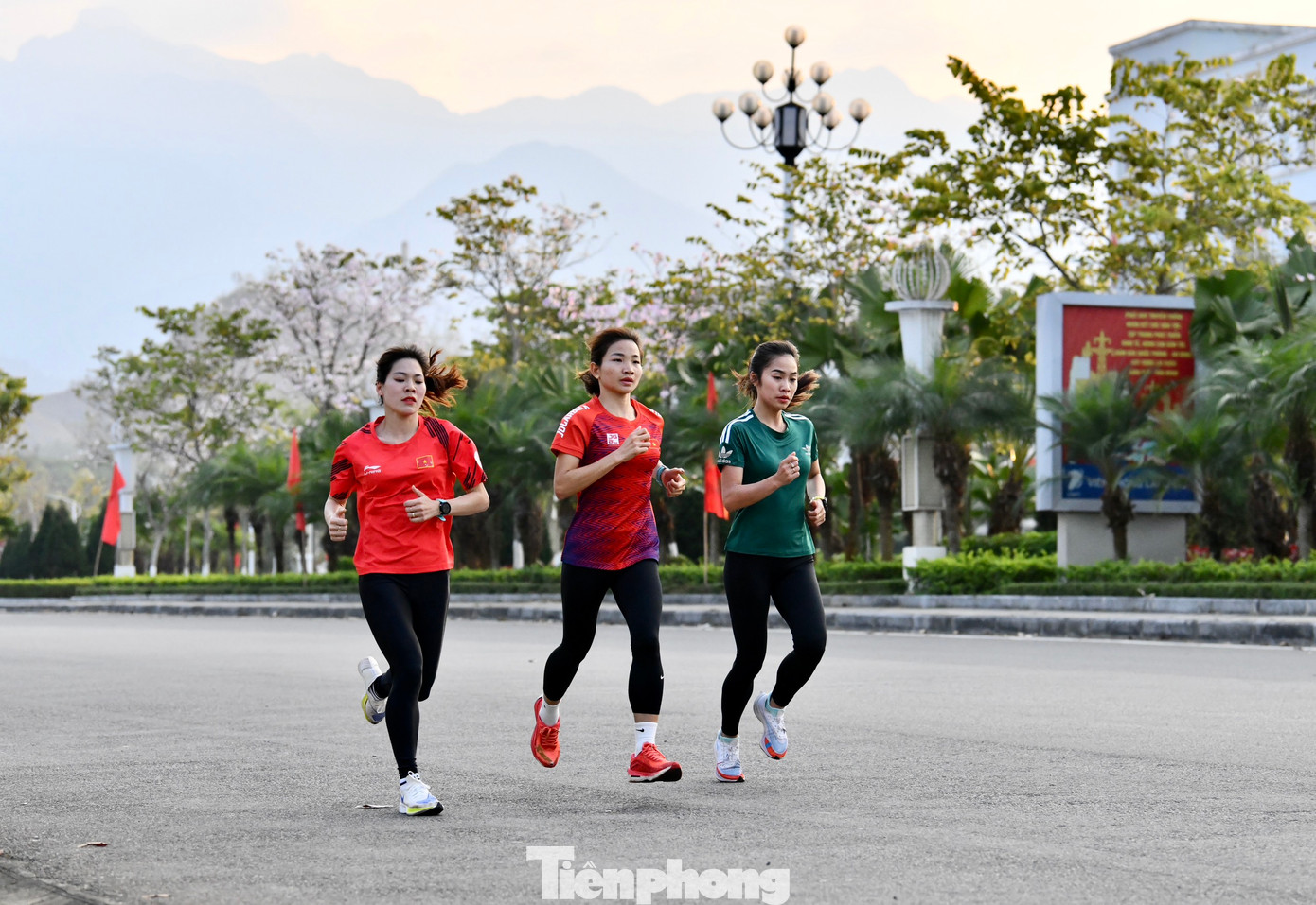 Theo lịch trình thi đấu, Ban tổ chức và tỉnh Lai Châu sẽ đón vận động viên làm thủ tục trước ngày thi đấu vào các ngày 24 và 25/3; các sự kiện, hoạt động bên lề, hoạt động đồng hành cũng trong hai ngày trên. Rạng sáng 26/3 sẽ diễn ra màn tranh tài hấp dẫn của các vận động viên khắp mọi miền cả nước tại giải Vô địch Quốc gia Marathon và cự ly dài báo Tiền Phong năm 2023.