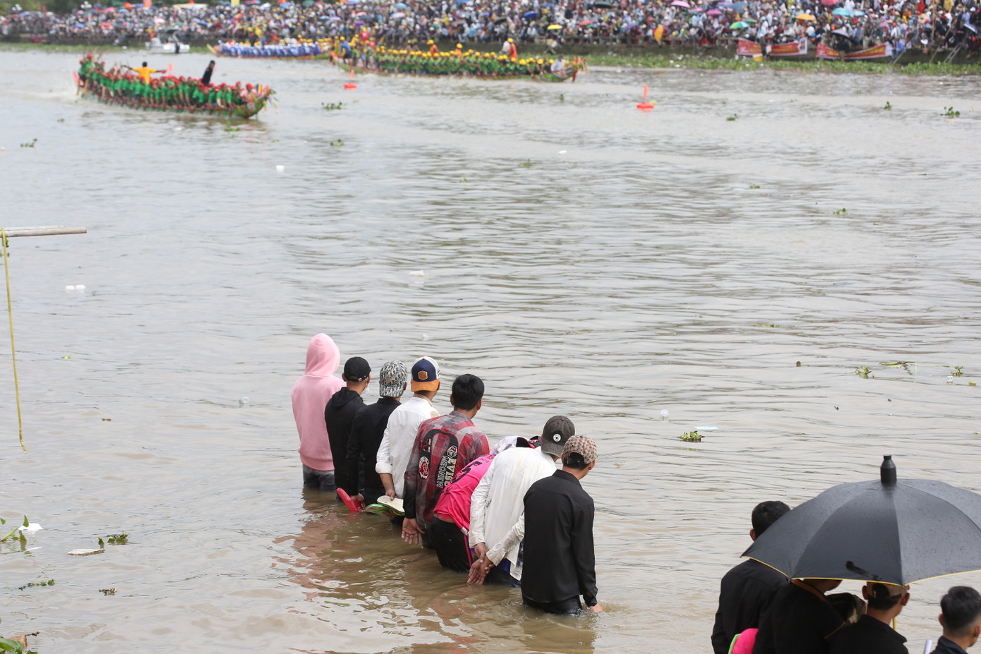 Khán giả hết mình cổ vũ các đội đua. Ảnh: Trường Phong. Khán giả hết mình cổ vũ các đội đua. Ảnh: Trường Phong.