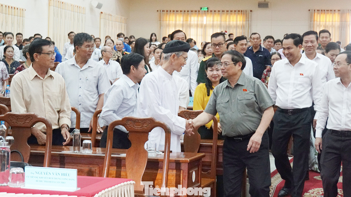 Sáng 8/7, Thủ tướng Chính phủ Phạm Minh Chính tiếp xúc cử tri thành phố Cần Thơ tại Hội trường Bộ Chỉ huy quân sự thành phố Cần Thơ. Ảnh: Hoà Hội.