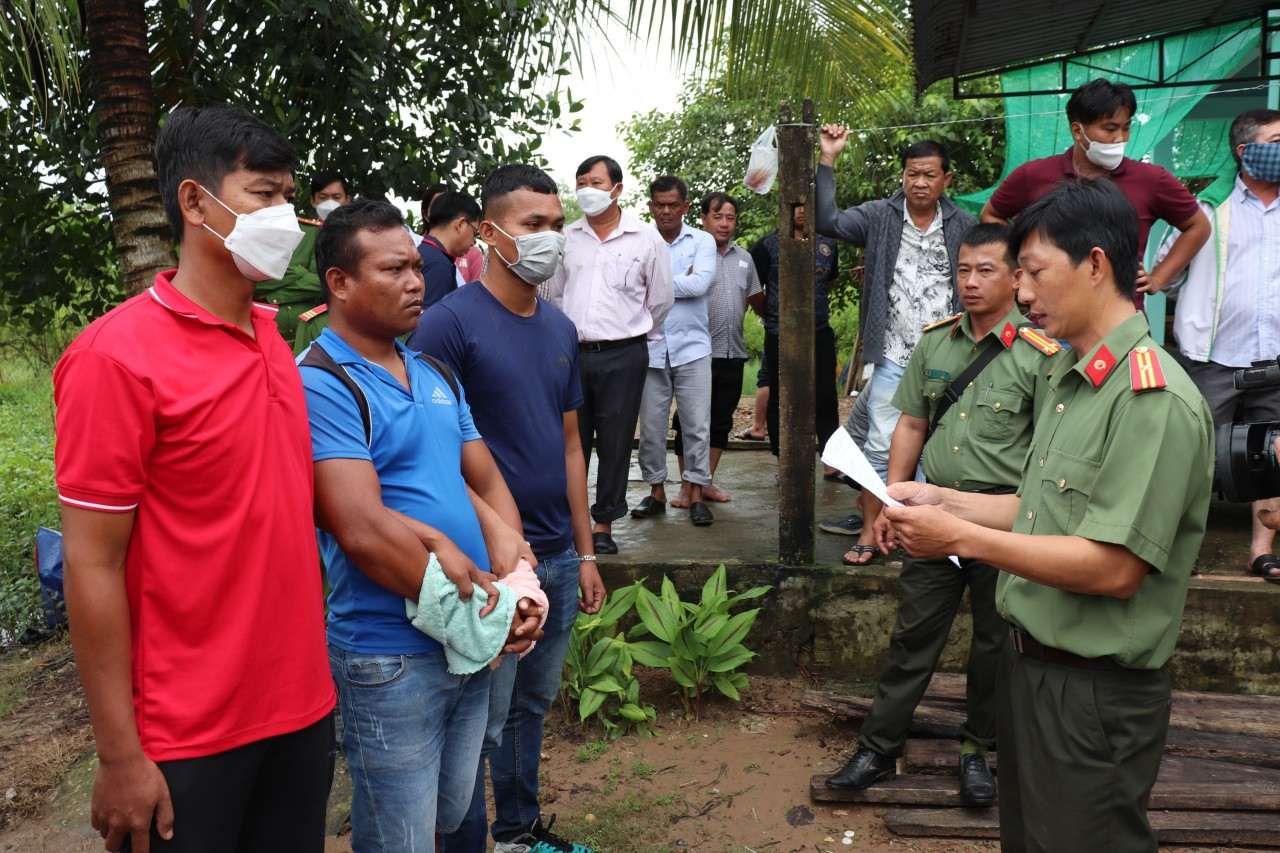 Lực lượng chức năng tống đạt các quyết định với Danh Minh Quang (áo xanh). Ảnh: PV. Lực lượng chức năng tống đạt các quyết định với Danh Minh Quang (áo xanh). Ảnh: PV.